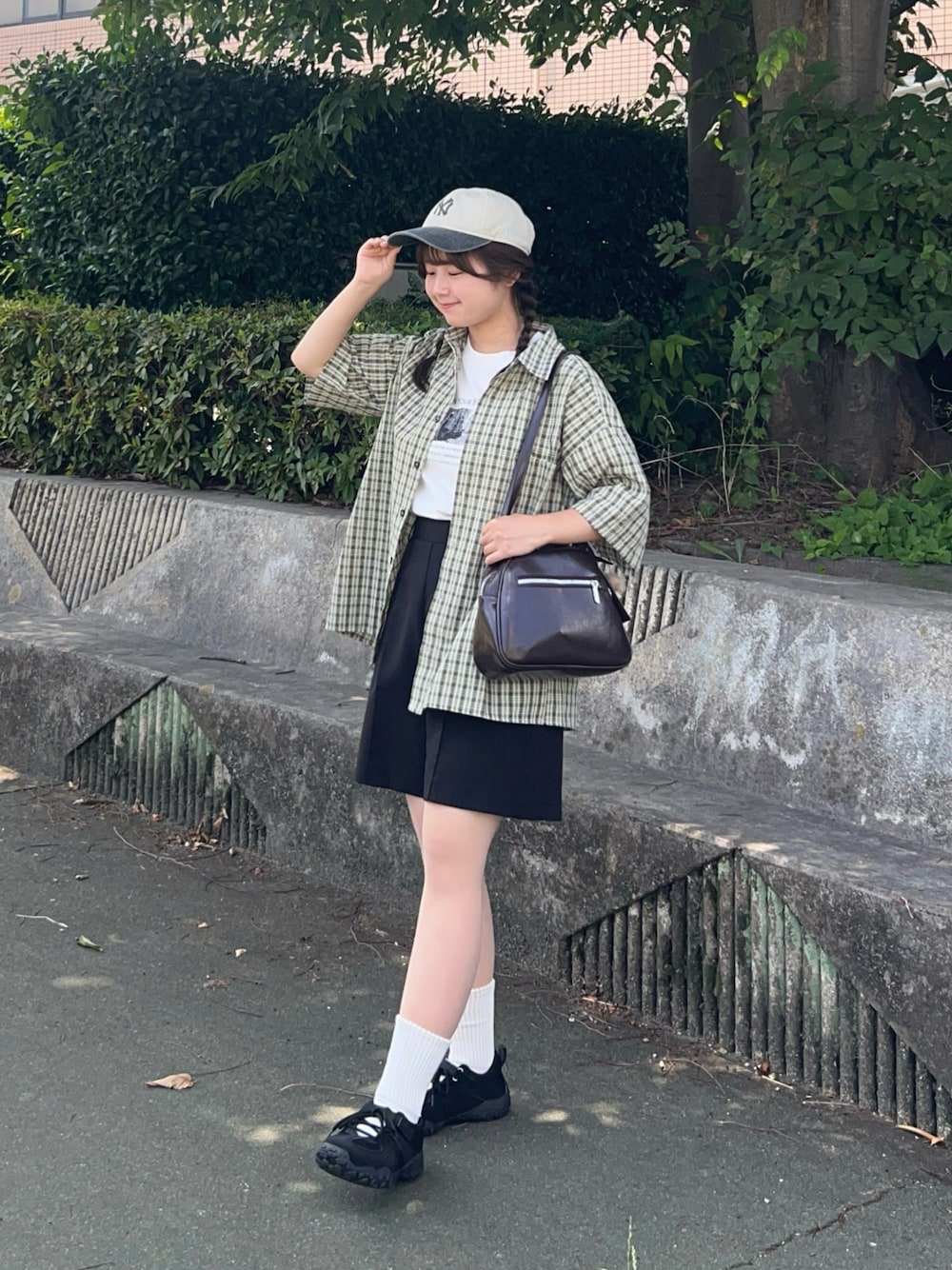 「WEARyouthコーデ、夏ルックで気分アップ、シャツスタイル、半袖シャツ、レイヤードスタイル、チェックシャツ、Tシャツ、白Tシャツ、ロゴT、プリントT、グラフィックＴ、ショートパンツ、ハーフパンツ、キャップ、スニーカー」｜「tiptopの【web限定・セットアップ対応】フロントタックスラックスショートパンツ（スラックス、ブラック系）」を使った、momo🐇さん（骨格ストレート・レディース・153cm）の夏コーディネートの1枚目の写真