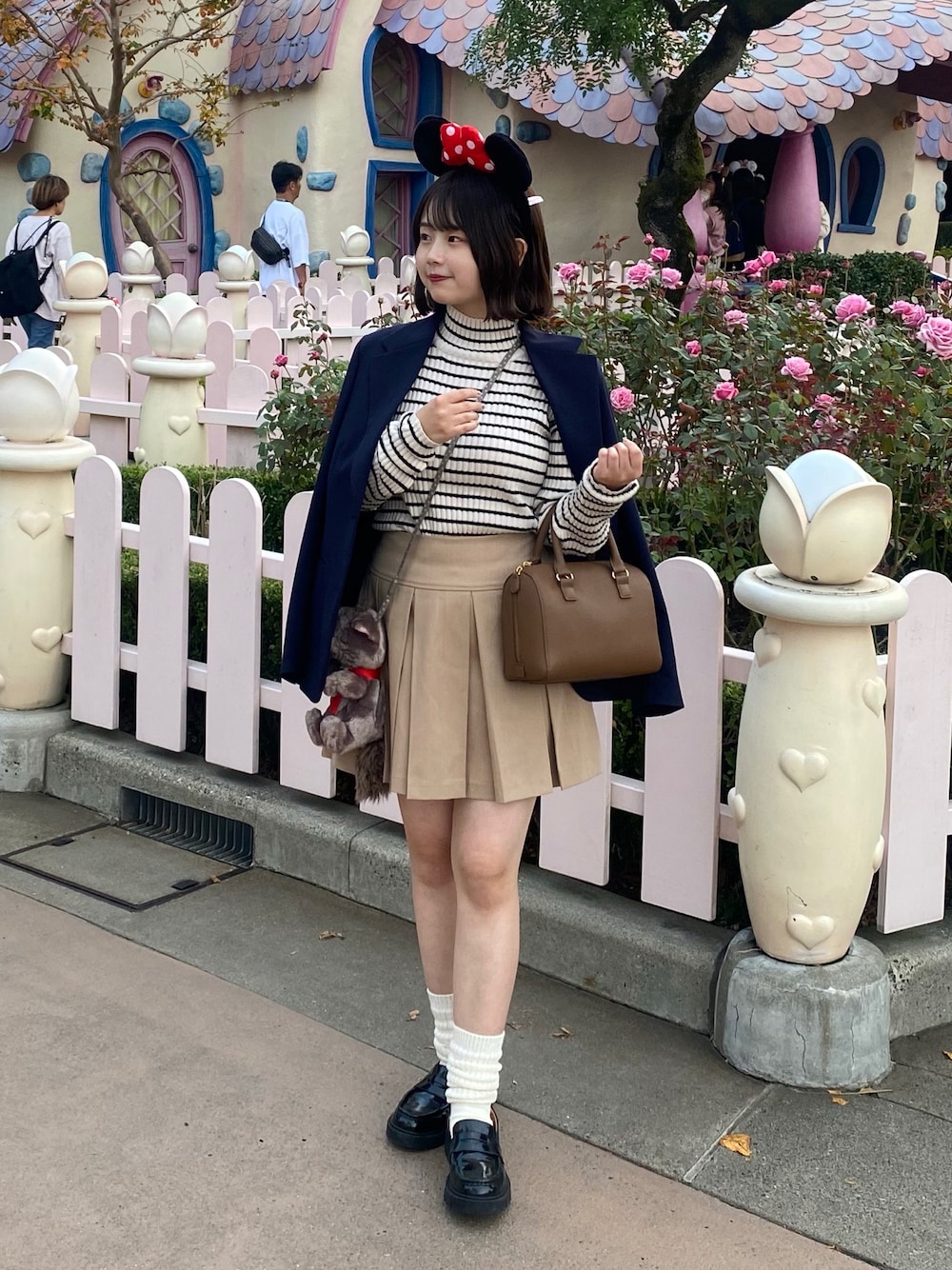「重ね着ベストシーズン、WEARyouthコーデ、ディズニーコーデ、disney、ジャケット、ジャケットスタイル、ミニスカート、リブニット、ローファー、ルーズソックス、ボーダートップス、カジュアルコーデ、お出かけコーデ、おでかけコーデ、秋コーデ」｜「GeeRAのパール調ボタンハイネックリブニット（ニット/セーター、ホワイト系）」を使った、momo🐇さん（骨格ストレート・レディース・153cm）の秋コーディネートの1枚目の写真