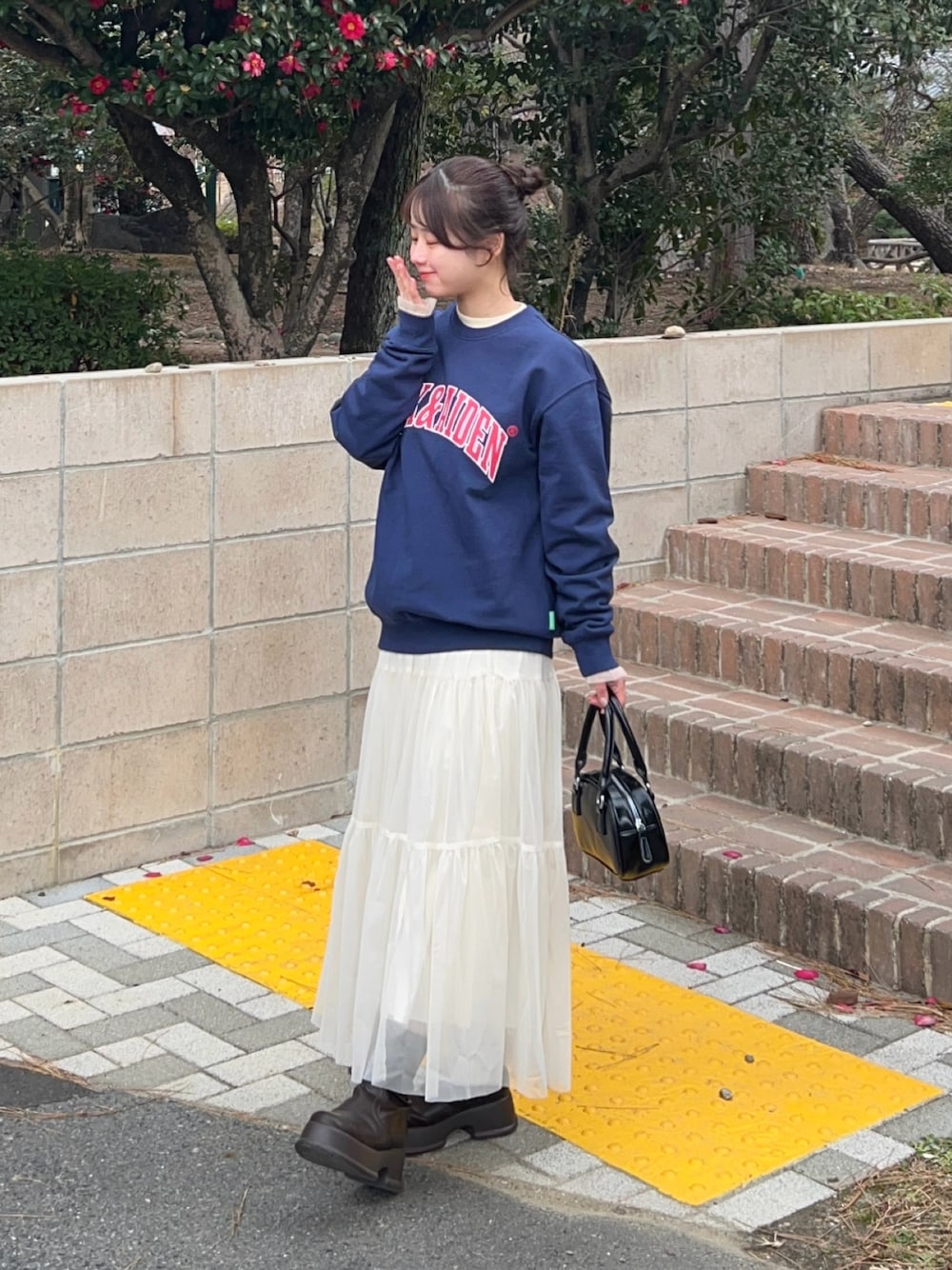 「WEARyouthコーデ、タートルネック、レイヤードスタイル、スウェット、スウェットコーデ、ゆるコーデ、チュールスカート、お出かけコーデ、休日スタイル、休日コーデ、ブーツ、ミニバッグ、カジュアルガーリー、カジュアル、カジュアルコーデ」｜「amoodのALEX&AIDEN（スウェット、ブルー系）」を使った、momo🐇さん（骨格ストレート・レディース・153cm）の冬コーディネートの1枚目の写真