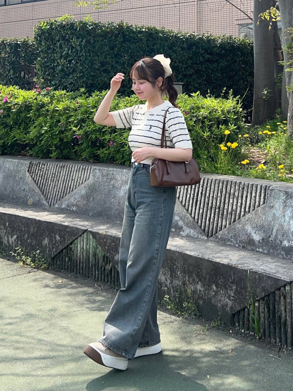 「WEARyouthコーデ、最近のいい感じコーデ、ボーダー、ボーダートップス、ポロシャツ、サマーニット、プチプラ、プチプラコーデ、デニム、デニムパンツ、スニーカー、ショルダーバッグ、お出かけコーデ、休日スタイル、ショート丈トップス」｜「U.S. POLO ASSN.の∴WEGO/【25年春夏新作】別注U.S. POLO ASSN. ケーブルニットポロ（ポロシャツ、ホワイト系）」を使った、momo🐇さん（骨格ストレート・レディース・153cm）の春コーディネートの1枚目の写真