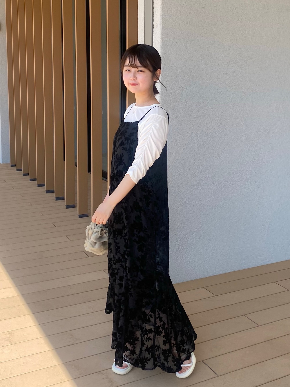 「今日のコスメと服、WEARyouthコーデ、秋服準備はじめました、オトナ女子、カジュアルコーデ、おでかけコーデ、秋先取りコーデ、キャミワンピ、ワンピース、ワンピーススタイル、レイヤードスタイル、オトナカワイイ、キレイめカジュアル、低身長女子、白Tシャツ」｜「Kastaneの【新色追加】リブシャーリング5分袖TEE（Tシャツ/カットソー、ホワイト系）」を使った、momo🐇さん（骨格ストレート・レディース・153cm）の夏コーディネートの1枚目の写真
