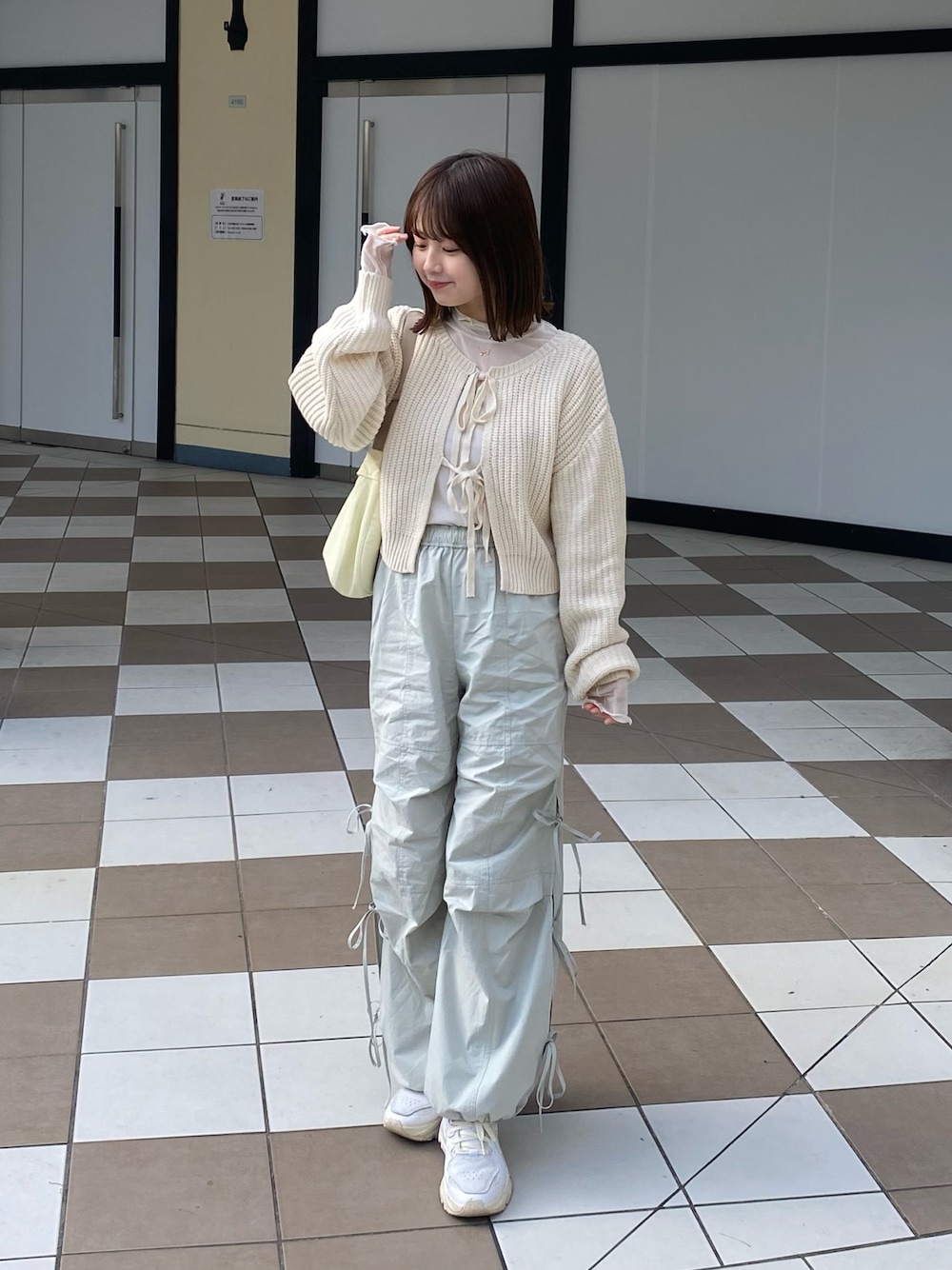 「春のおしゃ見えテクニック、WEARyouthコーデ、シンプルスタイル、休日スタイル、休日コーデ、白スニーカー、スニーカー、カーゴパンツ、カーディガン、春コーデ、淡色コーデ、カラーパンツ、おでかけコーデ、カジュアルガーリー、スポーツミックス」｜「WEGOのWEGO/【24年春夏新作】リボン2WAYカーデ（カーディガン/ボレロ、ホワイト系）」を使った、momo🐇さん（骨格ストレート・レディース・153cm）の春コーディネートの1枚目の写真
