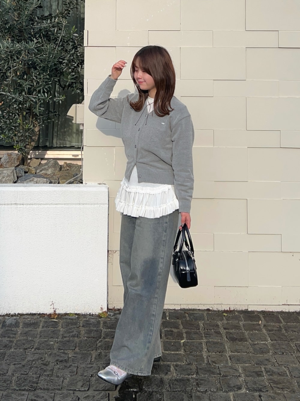 「WEARyouthコーデ、春めき満開コーデ、春コーデ、レイヤードスタイル、春服、韓国ファッション、カーディガン、デニム、デニムパンツ、ミニバッグ、グレー、お出かけコーデ、休日スタイル、おでかけコーデ、カジュアルガーリー」｜「amoodのBeidelli（カーディガン/ボレロ、グレー系）」を使った、momo🐇さん（骨格ストレート・レディース・153cm）の春コーディネートの1枚目の写真