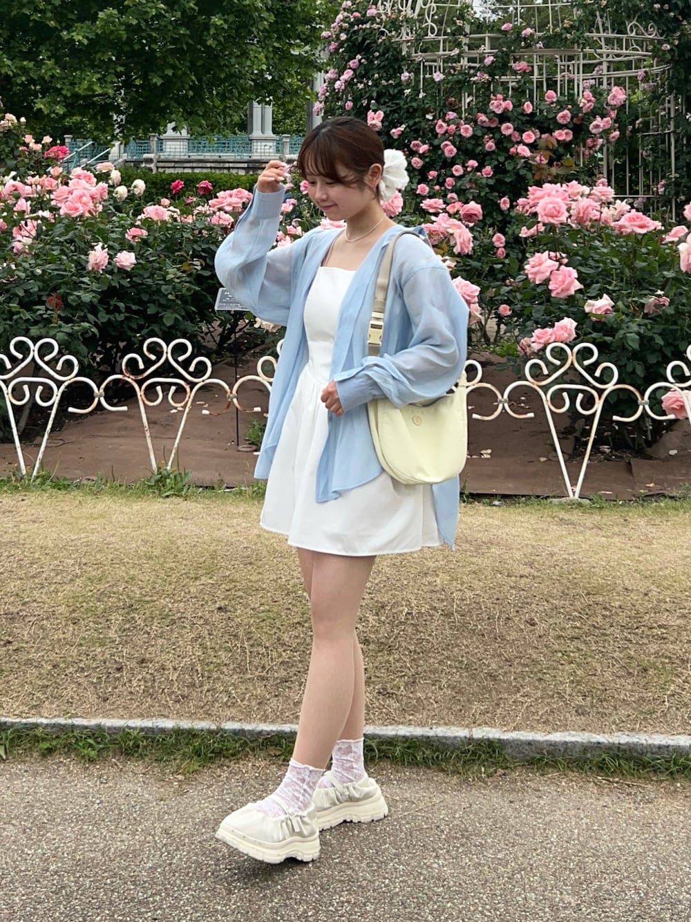 momo🐇さんの「選べる2タイプ シアーシャツ（by LEGNA）」を使ったコーディネートの1枚目の写真
