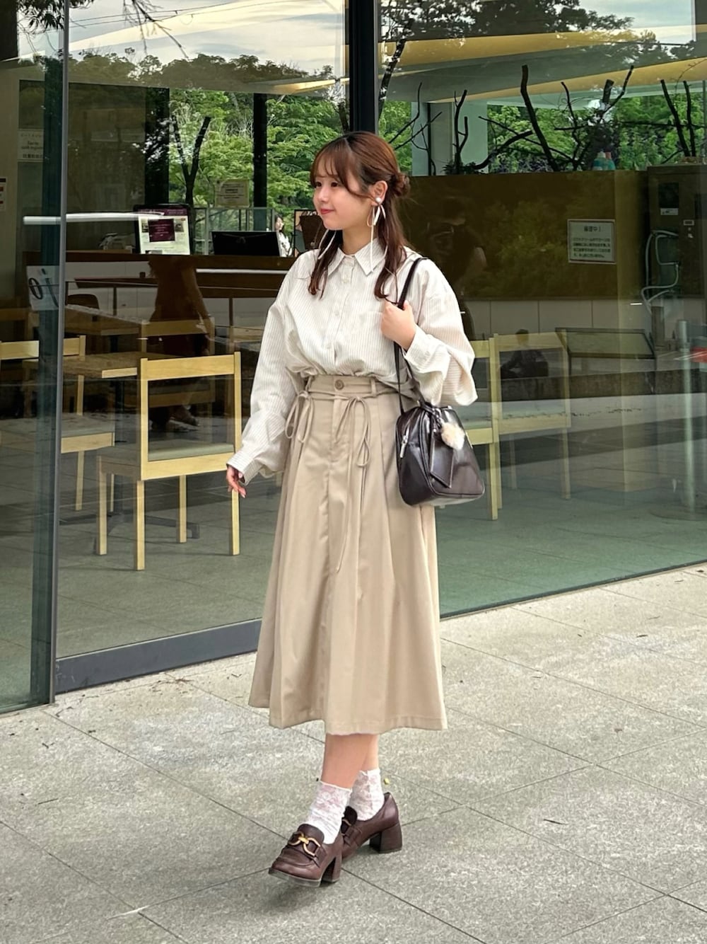 「WEARyouthコーデ、ストライプシャツ、ベージュ、淡色コーデ、シャツ、シャツスタイル、シャツ好き集まれ、ストライプ、ミディ丈スカート、スカート、ロングスカート、ローファー、お出かけコーデ、プチプラ、プチプラコーデ」｜「amoodのBeidelli / アロ ストライプオーバーフィットシャツ（シャツ/ブラウス、ベージュ系）」を使った、momo🐇さん（骨格ストレート・レディース・153cm）の夏コーディネートの1枚目の写真