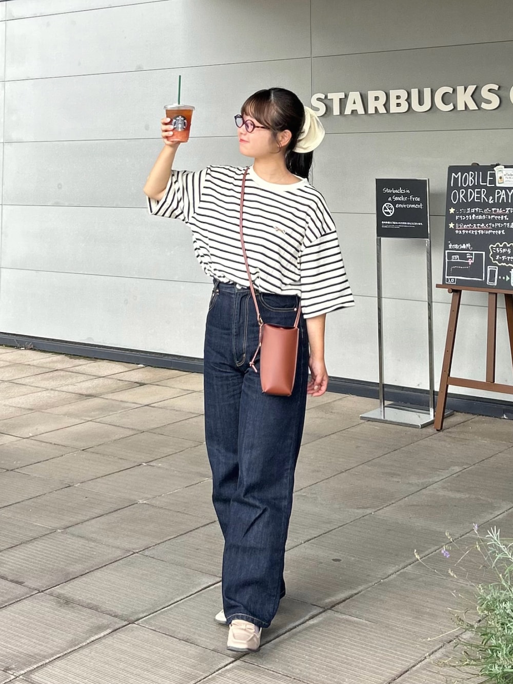 「WEARyouthコーデ、ボーダー、ボーダーTシャツ、ボーダートップス、デニム、デニムパンツ、シンプルコーデ、シンプル、ローファー、ショルダーバッグ、ミニバッグ、プチプラ、プチプラコーデ、お出かけコーデ、休日スタイル」｜「MONO-MARTのPENNEYS/ペニーズ 別注 THE FOX ロゴ ワンポイントワッペン刺繍 オーバーサイズ半袖Tシャツ（Tシャツ/カットソー、ベージュ系）」を使った、momo🐇さん（骨格ストレート・レディース・153cm）の秋コーディネートの1枚目の写真