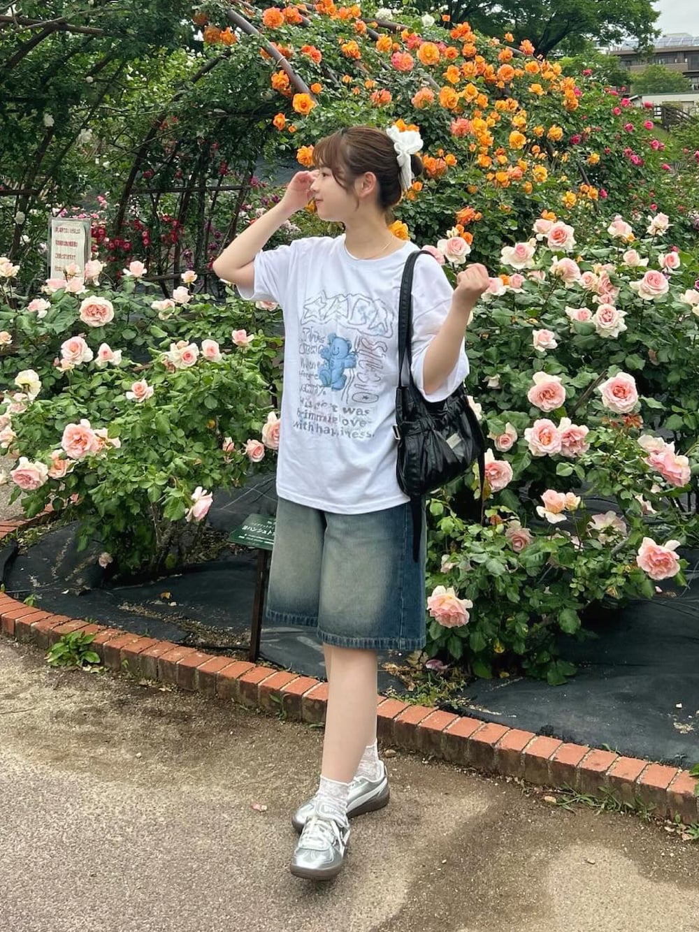 「WEARyouthコーデ、Tシャツ、白Tシャツ、デニム、デニムパンツ、ハーフパンツ、スニーカー、韓国ファッション、韓国ブランド、カジュアル、カジュアルコーデ、y2k、お出かけコーデ、休日スタイル、夏だ！Tシャツ着よう！」｜「amoodのAMBLER（Tシャツ/カットソー、ホワイト系）」を使った、momo🐇さん（骨格ストレート・レディース・153cm）の春コーディネートの1枚目の写真