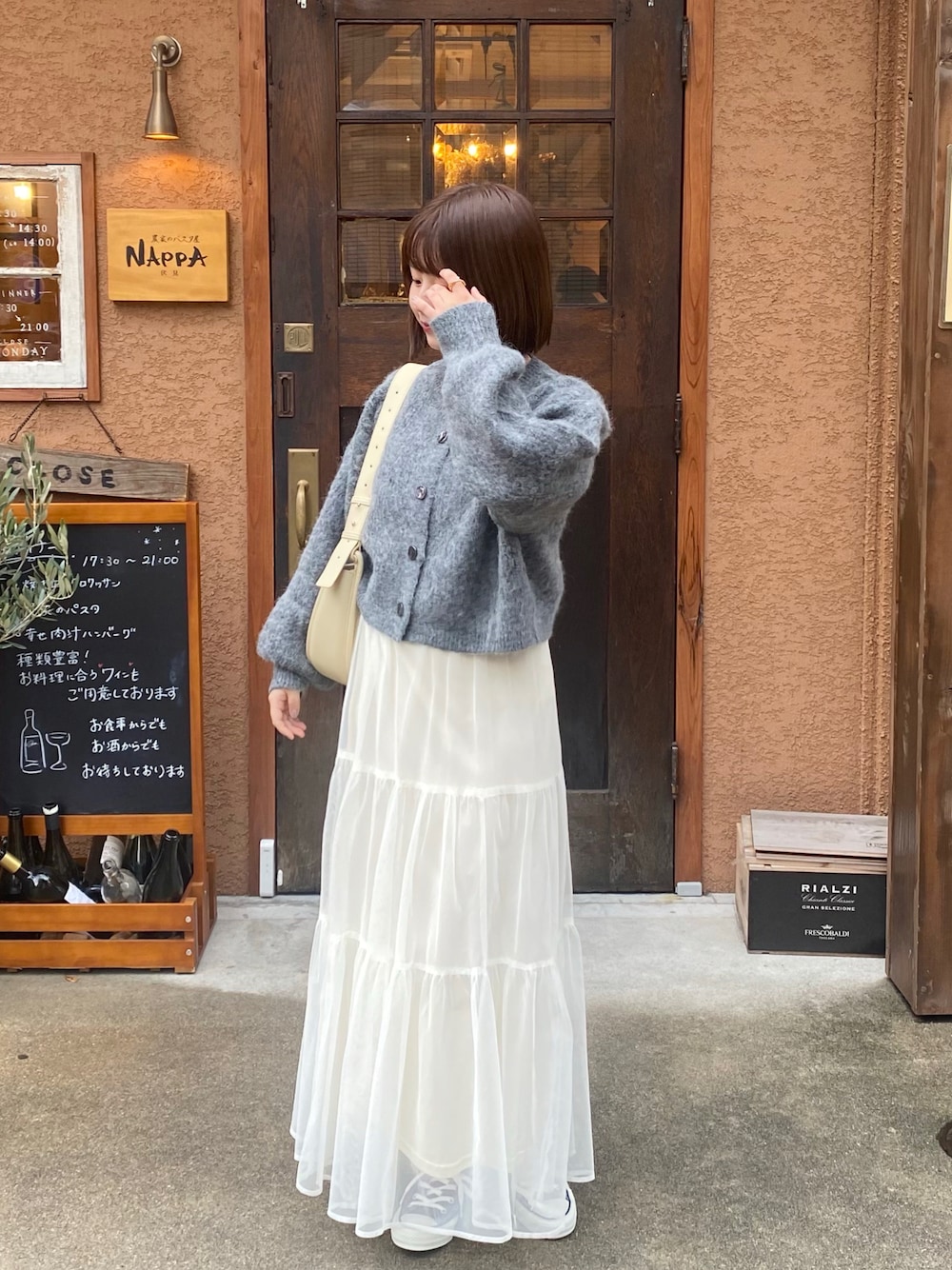 「今日のコスメと服、ファッションを楽しもう、WEARyouthコーデ、休日コーデ、お出かけコーデ、カーディガン、ニット、ティアードスカート、チュールスカート、グレー、モノトーン、淡色コーデ、スニーカー、カジュアルコーデ、カジュアル」｜「tiptopの【wool】シャギーショート丈カーディガン（カーディガン/ボレロ、グレー系）」を使った、momo🐇さん（骨格ストレート・レディース・153cm）の秋コーディネートの1枚目の写真