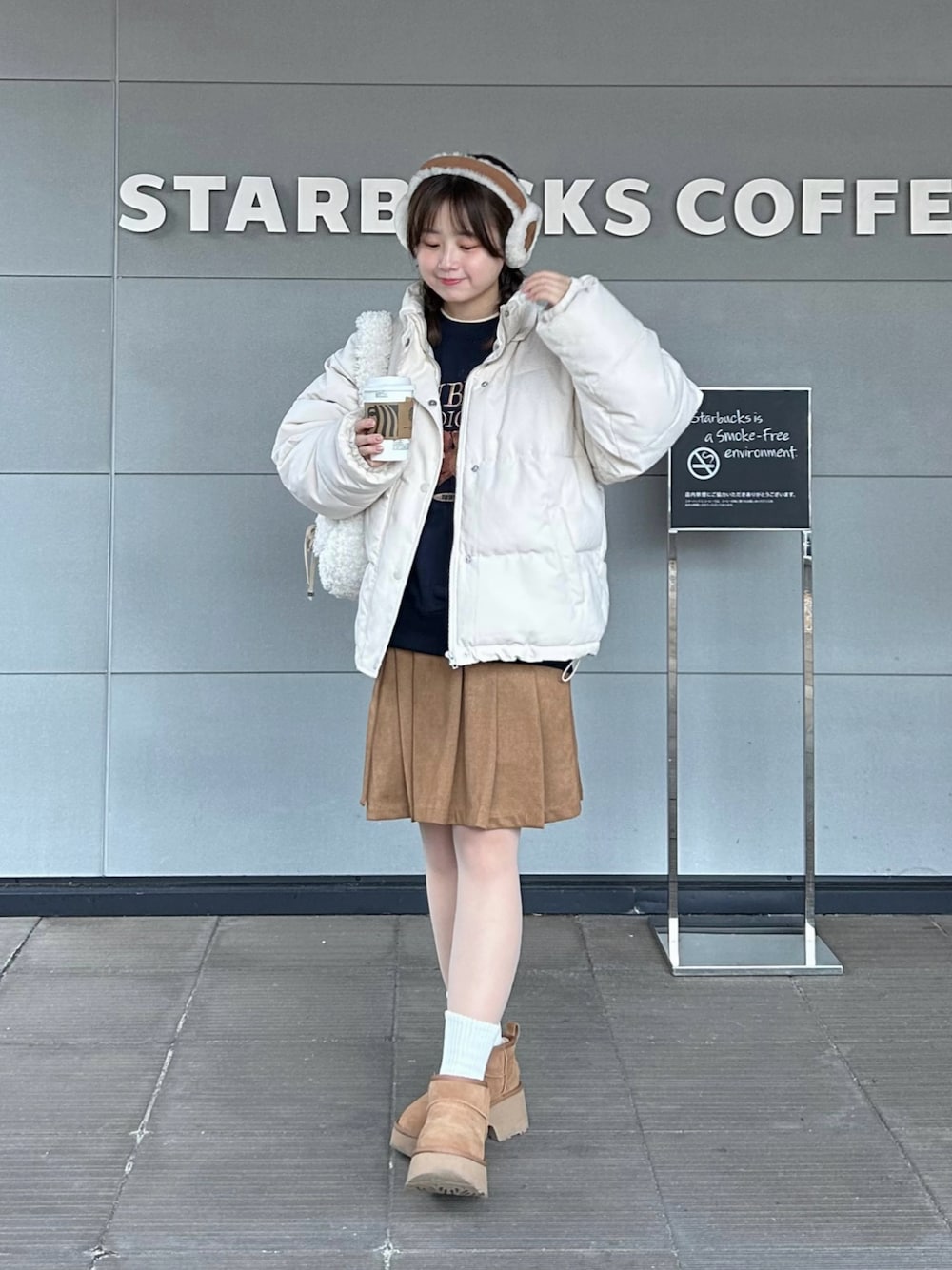 「WEARyouthコーデ、冬アウター、プチプラ、韓国ファッション、淡色コーデ、お出かけコーデ、休日コーデ、休日スタイル、ブーツ、スエード、ダウンジャケット、ダウン、カジュアルガーリー、スカート、骨格ストレート」｜「tiptopの【選べる2タイプ】ファイバーダウンフードコート【web限定Lサイズあり】（ダウンジャケット/コート、ホワイト系）」を使った、momo🐇さん（骨格ストレート・レディース・153cm）の冬コーディネートの1枚目の写真