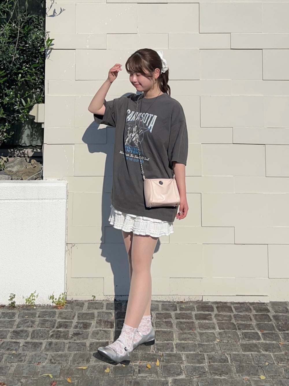 「WEARyouthコーデ、最近のいい感じコーデ、メンズライク、Tシャツ、ヴィンテージ、バンドT、ミニスカート、フリル、カジュアルガーリー、カジュアル、プチプラ、プチプラコーデ、Tシャツコーデ、ティアードスカート、休日スタイル」｜「WEGOのWEGO/【25年春夏新作】ヴィンテージライクグラフィックT（Tシャツ/カットソー、その他）」を使った、momo🐇さん（骨格ストレート・レディース・153cm）の春コーディネートの1枚目の写真