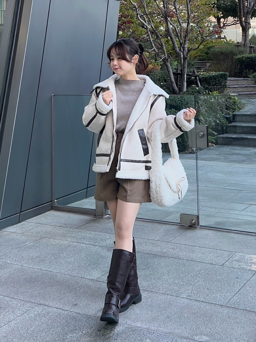 「WEARyouthコーデ、マイベストコーデ2024、冬コーデ、冬アウター、フライトジャケット、ムートンコート、ムートン、ロングブーツ、ブーツ、リブニット、ニット、淡色コーデ、お出かけコーデ、休日スタイル、もこもこ」｜「tiptopのフェイクムートンボアブルゾン（ムートンコート、ホワイト系）」を使った、momo🐇さん（骨格ストレート・レディース・153cm）の冬コーディネートの1枚目の写真