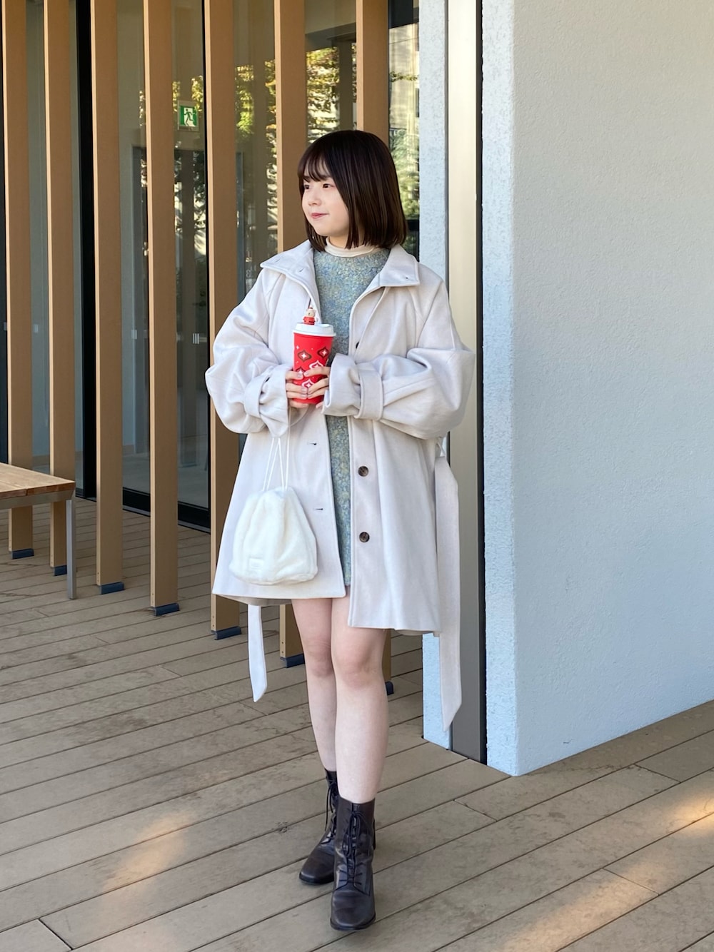 「ファッションを楽しもう、今日のコスメと服、WEARyouthコーデ、カジュアルコーデ、コート、アウター、ニット、ブーツ、低身長コーデ、休日スタイル、プチプラコーデ、着回しコーデ、骨格ストレート、カラーニット、淡色コーデ」｜「tiptopの【3色展開】ハーフ丈トレンチコート（トレンチコート、ホワイト系）」を使った、momo🐇さん（骨格ストレート・レディース・153cm）の秋コーディネートの1枚目の写真