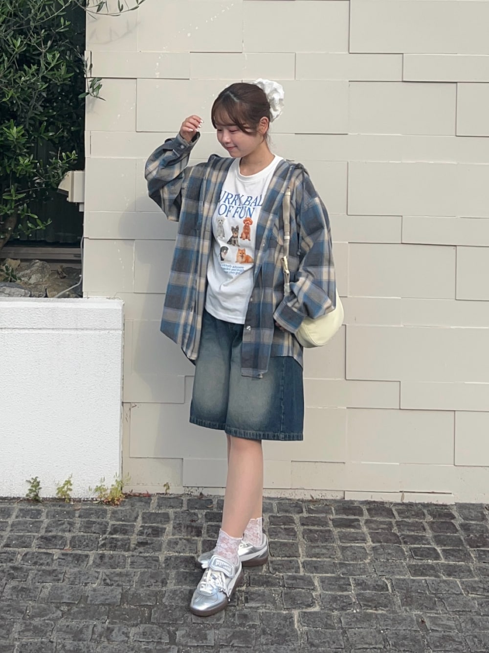 「WEARyouthコーデ、Tシャツ、白Tシャツ、夏だ！Tシャツ着よう！、シャツスタイル、シャツ、シャツ好き集まれ、チェックシャツ、チェック、デニム、デニムパンツ、ハーフパンツ、スニーカー、プチプラ、プチプラコーデ」｜「WEGOのWEGO/【25年春夏新作】フードチェックBIGシャツ（シャツ/ブラウス、ブルー系）」を使った、momo🐇さん（骨格ストレート・レディース・153cm）の春コーディネートの1枚目の写真