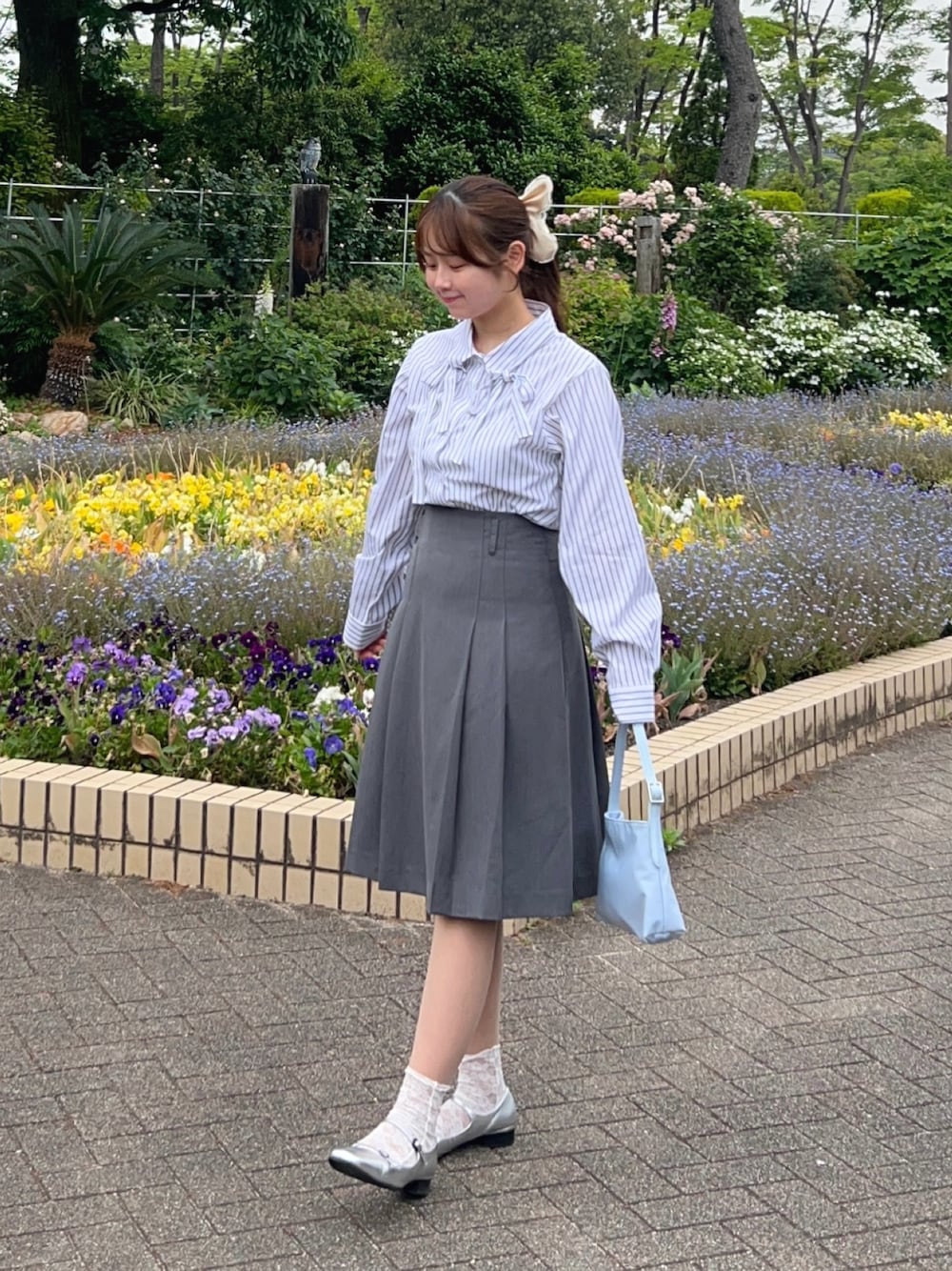 「WEARyouthコーデ、シャツスタイル、シャツ、シャツ好き集まれ、ミディ丈スカート、きれいめカジュアル、キレイめカジュアル、プチプラ、プチプラコーデ、大人かわいい、カジュアルガーリー、ミニバッグ、韓国ファッション、お出かけコーデ、休日スタイル」｜「merry jennyのリボンリボンシャツ（シャツ/ブラウス、その他）」を使った、momo🐇さん（骨格ストレート・レディース・153cm）の春コーディネートの1枚目の写真