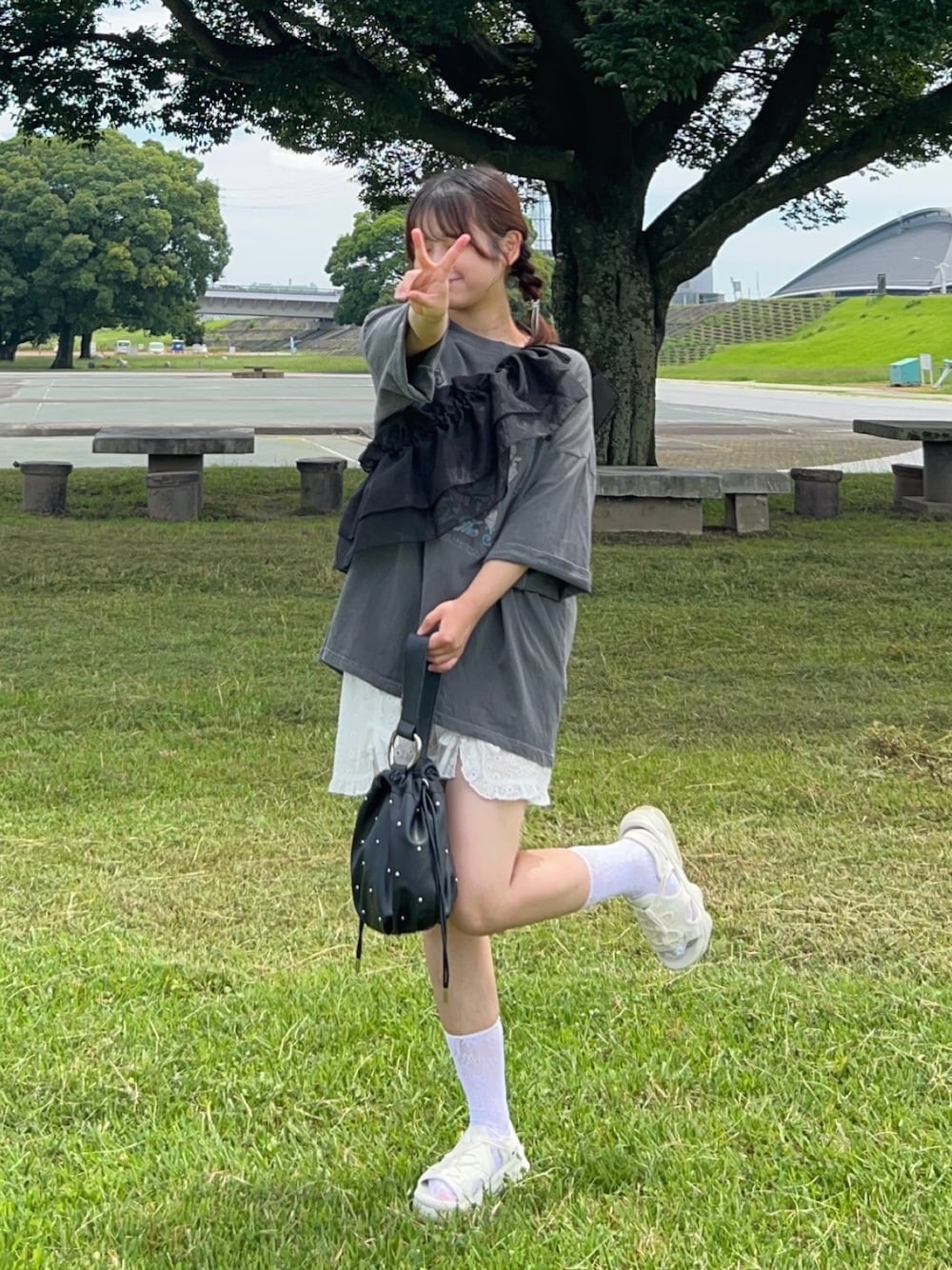 「レイヤードスタイル、さらっと晴れやかスナップ、WEARyouthコーデ、夏コーデ、プチプラ、Tシャツ、夏だ！Tシャツ着よう！、メンズライク、カジュアルガーリー、フリル、モノトーン、モノトーンコーデ、スポーツミックス、サンダル、スポーツサンダル」｜「WEGOのWEGO/【24年春夏新作】ピグメントグラフィックT（Tシャツ/カットソー、その他）」を使った、momo🐇さん（骨格ストレート・レディース・153cm）の夏コーディネートの1枚目の写真