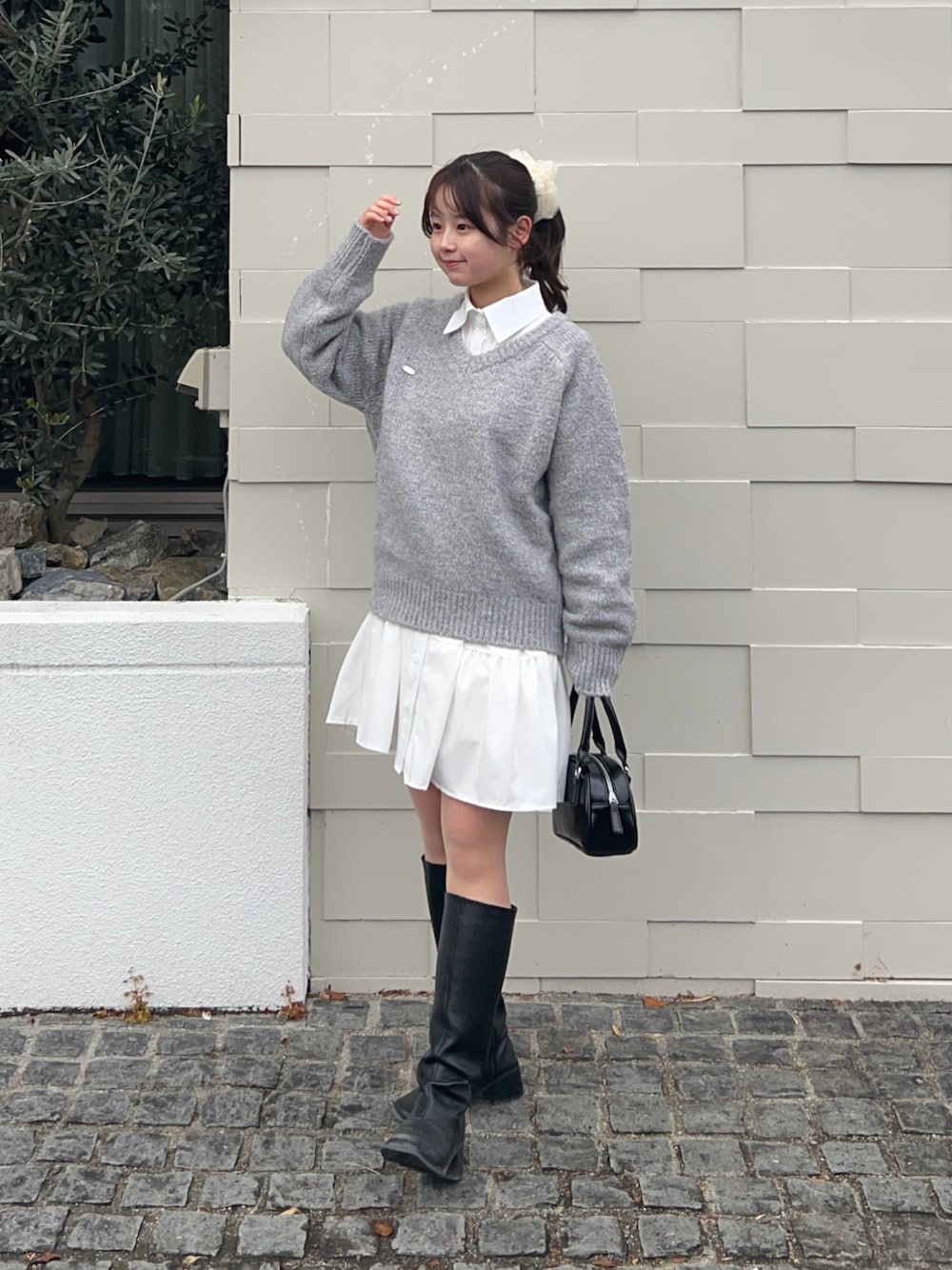 「WEARyouthコーデ、春コーデ、レイヤードスタイル、ニット、シャツワンピ、シャツスタイル、シャツ、シャツ好き集まれ、ロングブーツ、お出かけコーデ、休日スタイル、カジュアルガーリー、モノトーン、モノトーンコーデ、韓国ファッション」｜「amoodのアイテム（ニット/セーター、グレー系）」を使った、momo🐇さん（骨格ストレート・レディース・153cm）の冬コーディネートの1枚目の写真