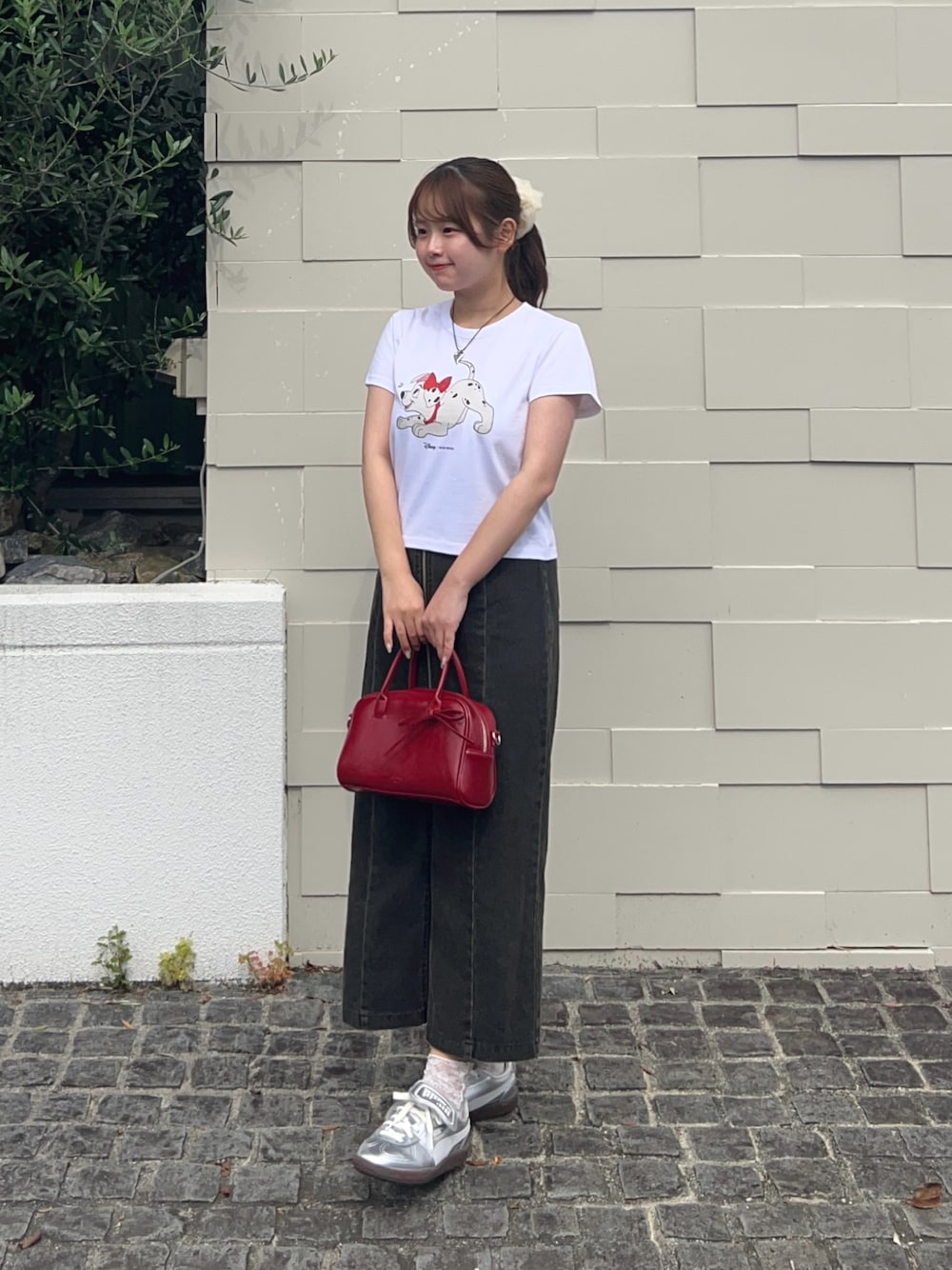 「WEARyouthコーデ、白Tシャツ、Tシャツ、夏だ！Tシャツ着よう！、プリントT、ディズニーコーデ、テーマパークコーデ、テーマパーク、デニム、デニムスカート、差し色コーデ、モノトーン、モノトーンコーデ、プチプラ、プチプラコーデ」｜「NICK&NICLOLEのDISNEY BUTTERFRY RIBBON DALMATIAN CROP TOP（Tシャツ/カットソー、ホワイト系）」を使った、momo🐇さん（骨格ストレート・レディース・153cm）の春コーディネートの1枚目の写真