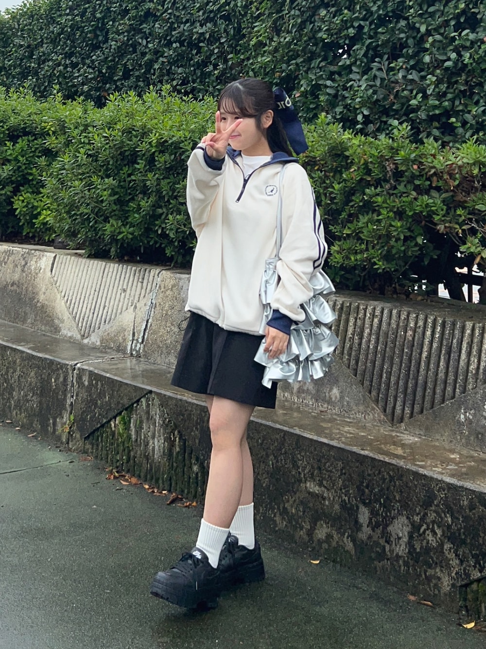 ホワイト系のスウェット、ブラック系のスラックス、ホワイト系のTシャツ/カットソーを着用したレディースの秋コーディネートの1枚目の写真