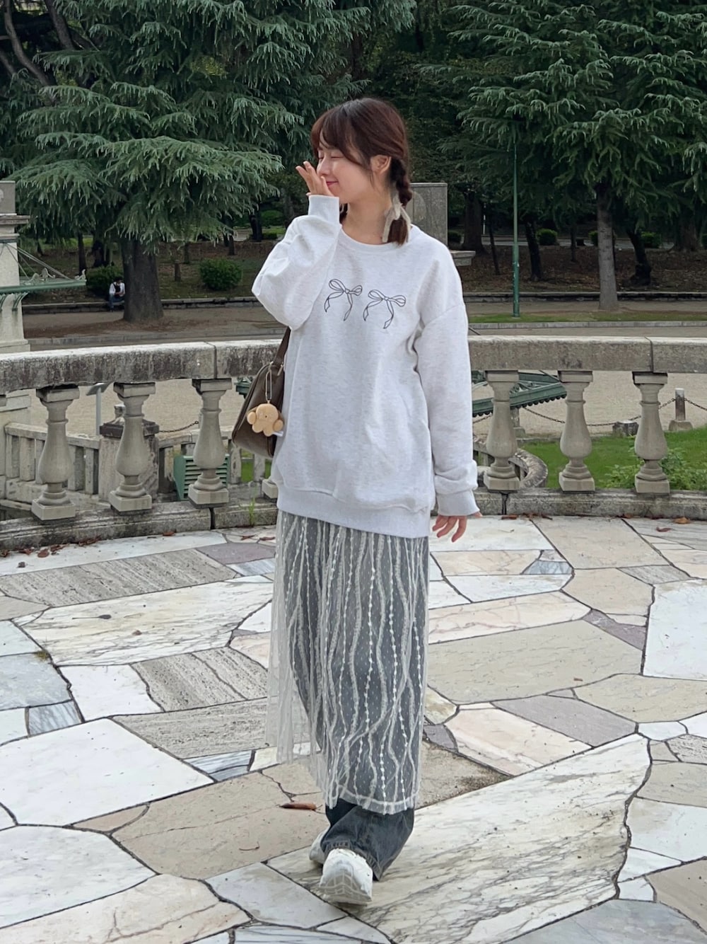 「WEARyouthコーデ、秋っぽコーデ更新中、スウェット、カジュアルガーリー、レイヤードスタイル、お出かけコーデ、休日スタイル、スニーカー、ショルダーバッグ、リボン、デートコーデ、レース、グレー、デニム、デニムパンツ」｜「GUのアイテム（デニムパンツ、ブルー系）」を使った、momo🐇さん（骨格ストレート・レディース・153cm）の秋コーディネートの1枚目の写真