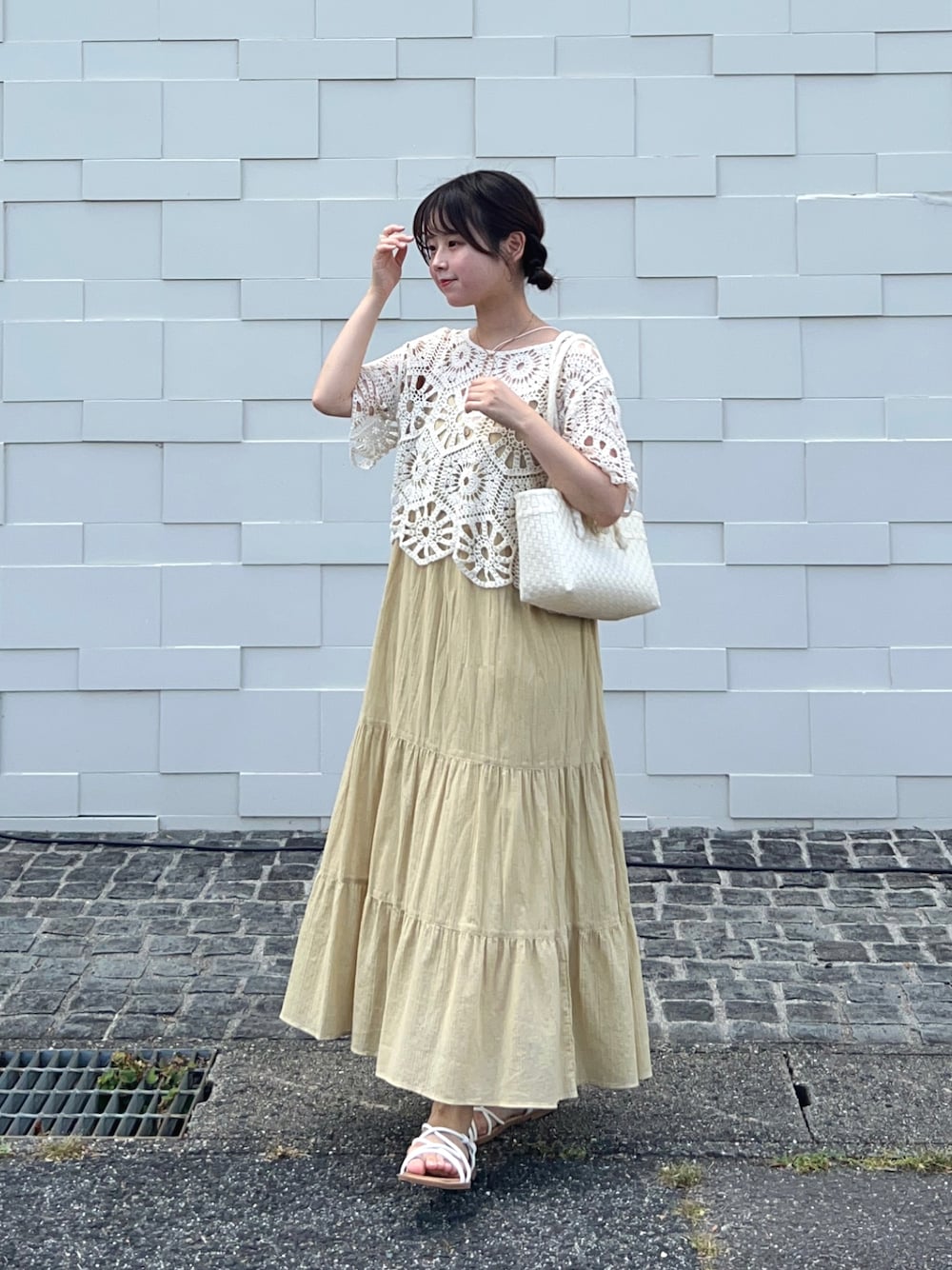 「WEARyouthコーデ、休日スタイル、お出かけコーデ、ワンピース、UNIQLO、サンダル、サマーニット、淡色コーデ、かごバッグ、差し色コーデ、レイヤードスタイル、プチプラコーデ、プチプラ、ゆるコーデ、キャミワンピ」｜「Babのクロシェ編みハーフスリーブトップス（Tシャツ/カットソー、ベージュ系）」を使った、momo🐇さん（骨格ストレート・レディース・153cm）の夏コーディネートの1枚目の写真