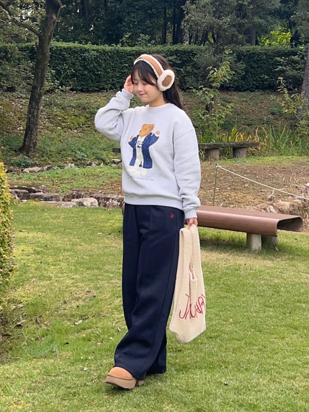 UGG（アグ）の「シープスキン UGG 刺繍ロゴイヤーマフ W SHEEPSKIN