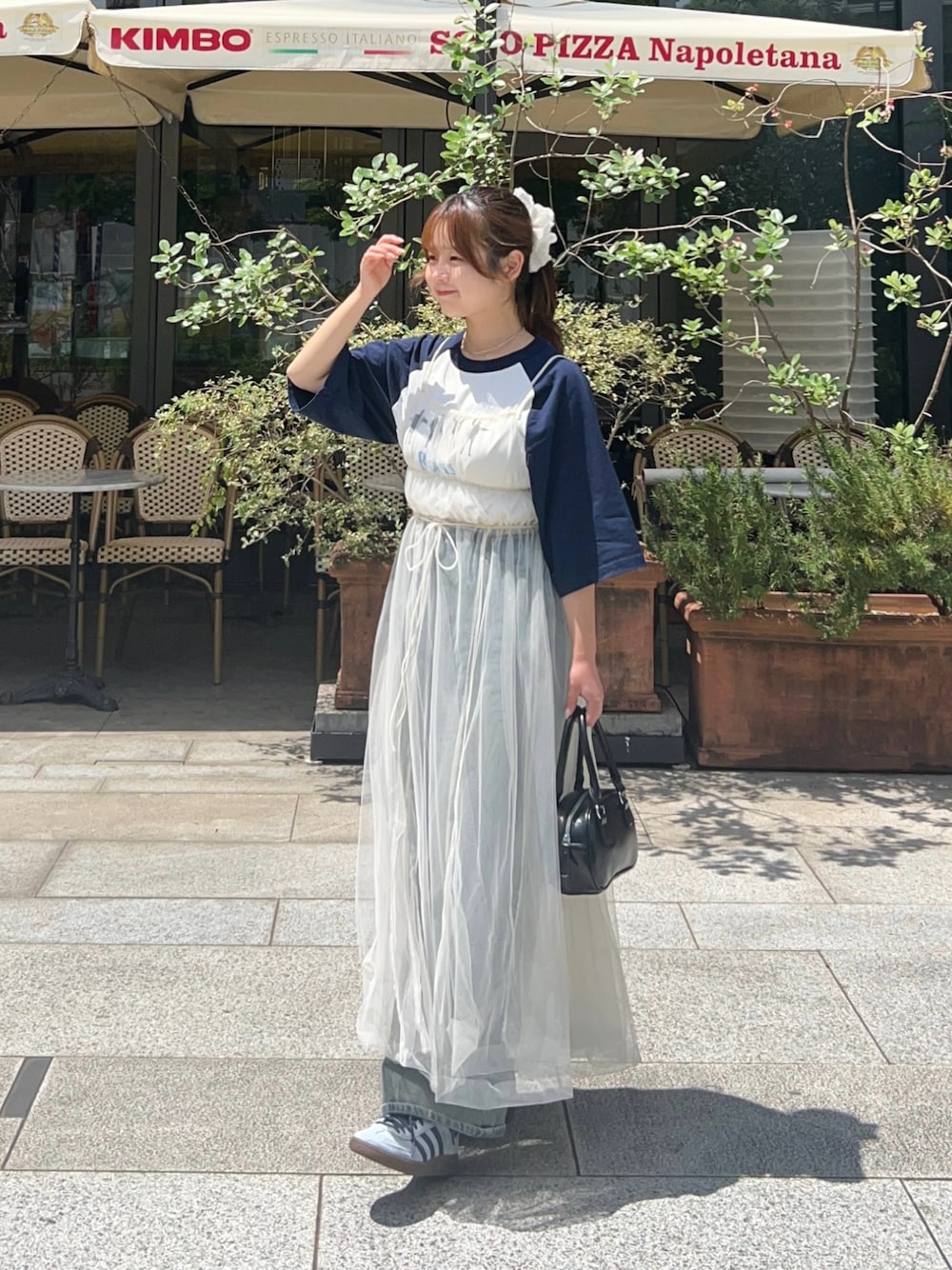 「WEARyouthコーデ、レイヤードスタイル、プリントT、白Tシャツ、Tシャツ、夏だ！Tシャツ着よう！、チュール、ワンピース、デニム、デニムパンツ、スニーカー、ミニバッグ、プチプラ、プチプラコーデ、お出かけコーデ」｜「The Beatlesの【別注】THE BEATLES ザ ビートルズ HELPラグランTシャツ（Tシャツ/カットソー、ブルー系）」を使った、momo🐇さん（骨格ストレート・レディース・153cm）の夏コーディネートの1枚目の写真