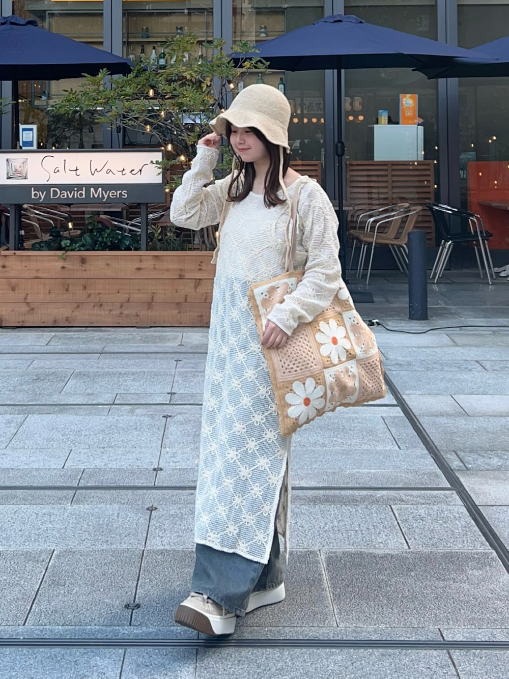 「WEARyouthコーデ、春めき満開コーデ、春コーデ、春服みてみて、カジュアルガーリー、カジュアルコーデ、淡色コーデ、レイヤードスタイル、トートバッグ、デニム、デニムパンツ、麦わら帽子、お出かけコーデ、休日スタイル、春カラー」｜「HELLO.SANFRANCISCOの【HELLO.SANFRANCISCO】フラワー刺繍レーストップス付きワンピース（ワンピース、ホワイト系）」を使った、momo🐇さん（骨格ストレート・レディース・153cm）の春コーディネートの1枚目の写真