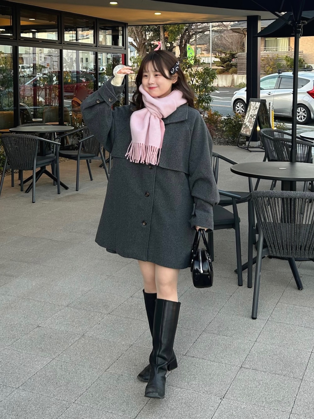 「WEARyouthコーデ、マフラーぐるぐる、プチプラ、冬コーデ、冬アウター、コート、モノトーン、差し色コーデ、ピンク、ロングブーツ、ミニバッグ、お出かけコーデ、休日コーデ、休日スタイル、カジュアルガーリー」｜「tiptopの【2024AW新色登場】ミドル丈トレンチコート（トレンチコート、グレー系）」を使った、momo🐇さん（骨格ストレート・レディース・153cm）の冬コーディネートの1枚目の写真