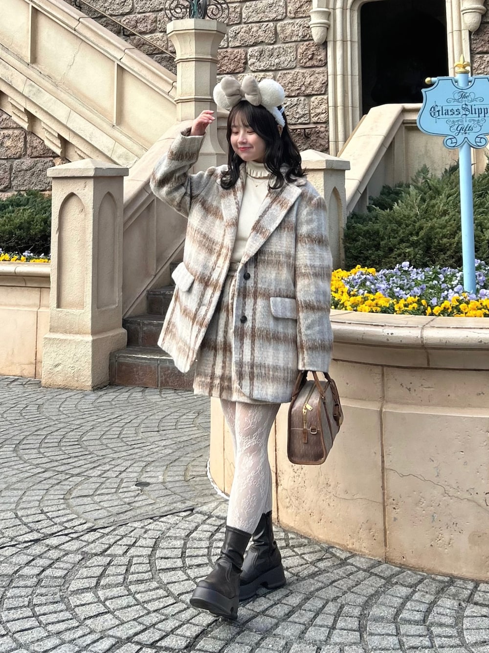 「WEARyouthコーデ、セットアップ、淡色コーデ、チェック、ジャケット、ショートパンツ、レース、ブーツ、レイヤードスタイル、テーマパーク、テーマパークコーデ、ディズニーコーデ、ディズニー、お出かけコーデ、休日スタイル」｜「FURFURの【WEB・一部店舗限定カラー】シャギージャケットコート（チェスターコート、その他）」を使った、momo🐇さん（骨格ストレート・レディース・153cm）の春コーディネートの1枚目の写真
