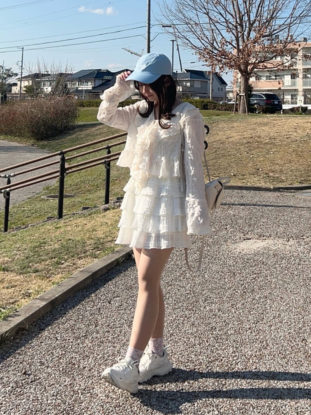「WEARyouthコーデ、春めき満開コーデ、春コーデ、春服みてみて、ミニワンピ、ミニスカート、ブラウス、カジュアルガーリー、ガーリー、ティアードスカート、フリル、スニーカー、白スニーカー、キャップ、差し色コーデ」｜「Chicoのフリルデザインフロントリボンブラウス（シャツ/ブラウス、ホワイト系）」を使った、momo🐇さん（骨格ストレート・レディース・153cm）の春コーディネートの1枚目の写真