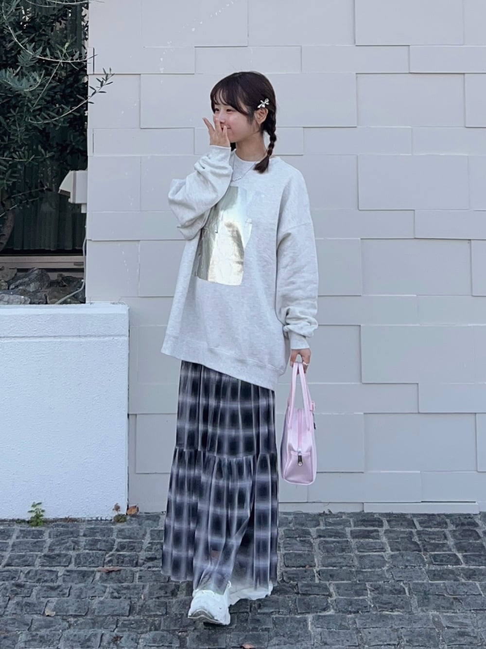 「WEARyouthコーデ、スウェット、スカート、ロングスカート、ティアードスカート、チェック、カジュアルガーリー、シンプルコーデ、シンプル、差し色コーデ、ピンク、スニーカー、ラクチンコーデ、休日スタイル、お出かけコーデ」｜「tiptopの裏起毛アソート箔プリントスウェット（スウェット、グレー系）」を使った、momo🐇さん（骨格ストレート・レディース・153cm）の秋コーディネートの1枚目の写真