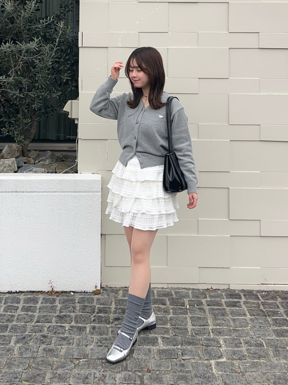 「WEARyouthコーデ、今日のコーデ、プチプラ、韓国ファッション、春コーデ、ミニスカート、カーディガン、カジュアルガーリー、バレエコア、ティアードスカート、グレー、モノトーン、モノトーンコーデ、お出かけコーデ、休日スタイル」｜「amoodのBeidelli（カーディガン/ボレロ、グレー系）」を使った、momo🐇さん（骨格ストレート・レディース・153cm）の春コーディネートの1枚目の写真
