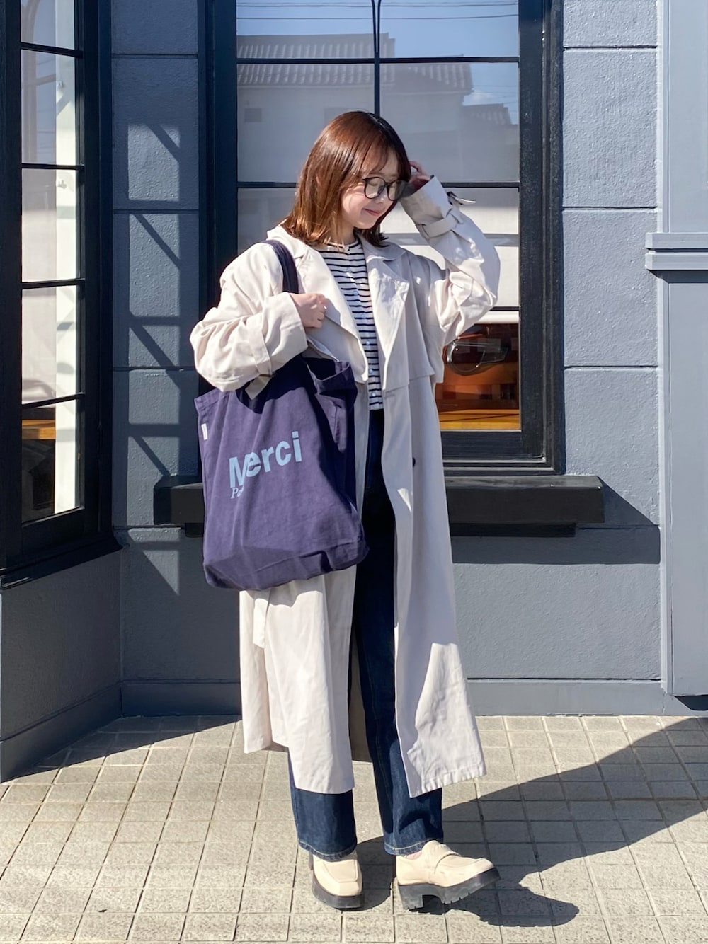 「春のおしゃ見えテクニック、WEARyouthコーデ、フレンチカジュアル、トレンチコート、春コーデ、春アウター、ローファー、あしながおじさん、足が痛くならない靴、トートバッグ、ボーダー、デニム、カジュアル、お出かけコーデ、おでかけコーデ」｜「tiptopの【2サイズ展開】ボリューム袖ベルト付きトレンチコート【ZOZO限定アイテム】（トレンチコート、ホワイト系）」を使った、momo🐇さん（骨格ストレート・レディース・153cm）の春コーディネートの1枚目の写真