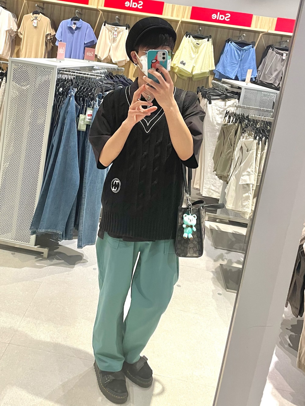 「レイヤードスタイル、夏コーデ、休日スタイル、大人可愛い、今日のコーデ、グリーン、夏、お出かけコーデ、オトナカジュアル、アツいコーデ全部見せ」｜「SEQUELのアイテム（ニット/セーター、ブラック系）」を使った、　momoさん（メンズ・166cm）の夏コーディネートの1枚目の写真
