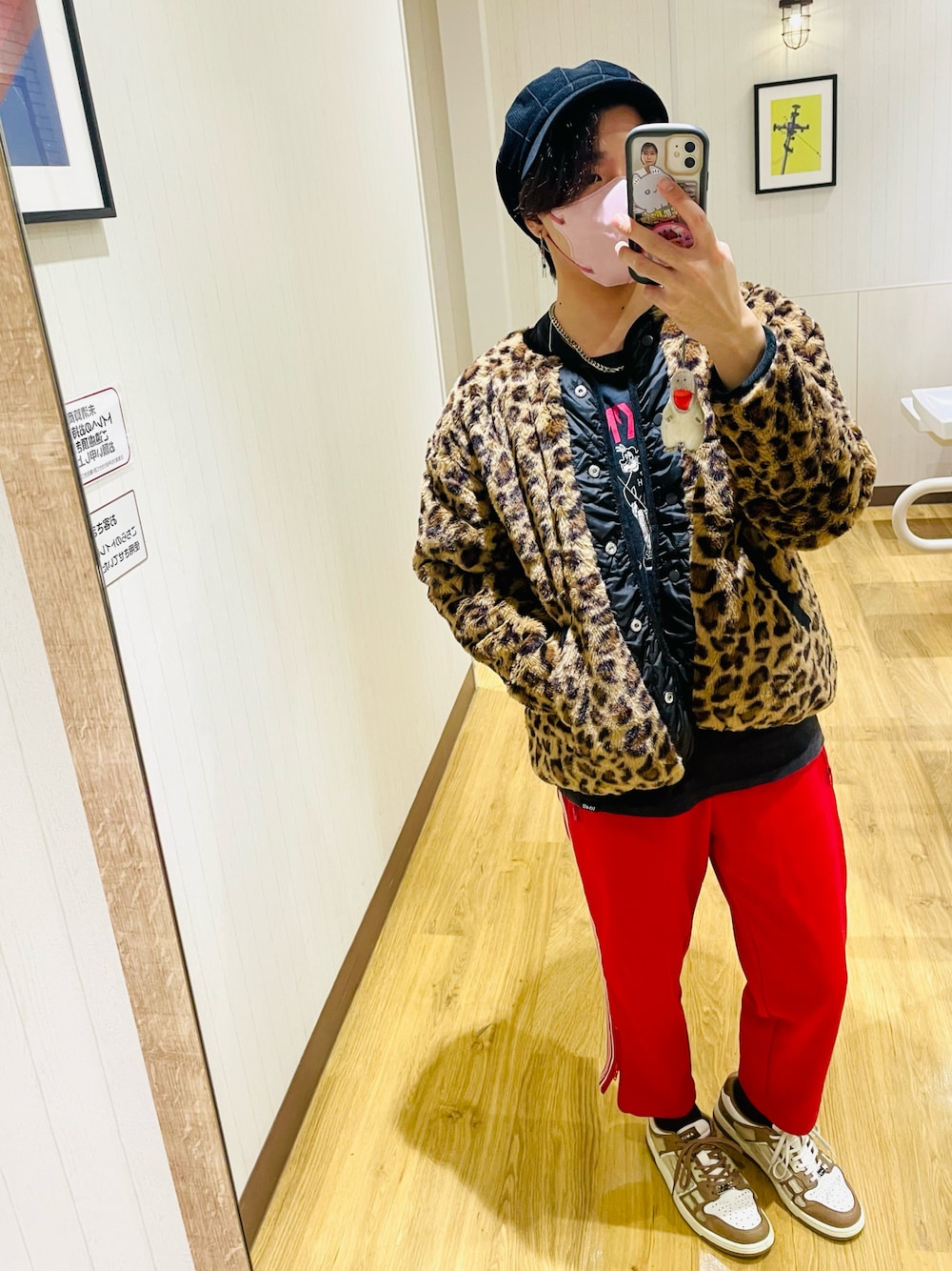 ベージュ系のスニーカー、レッド系のその他パンツ、ブラック系のブルゾンを着用したメンズの冬コーディネートの1枚目の写真