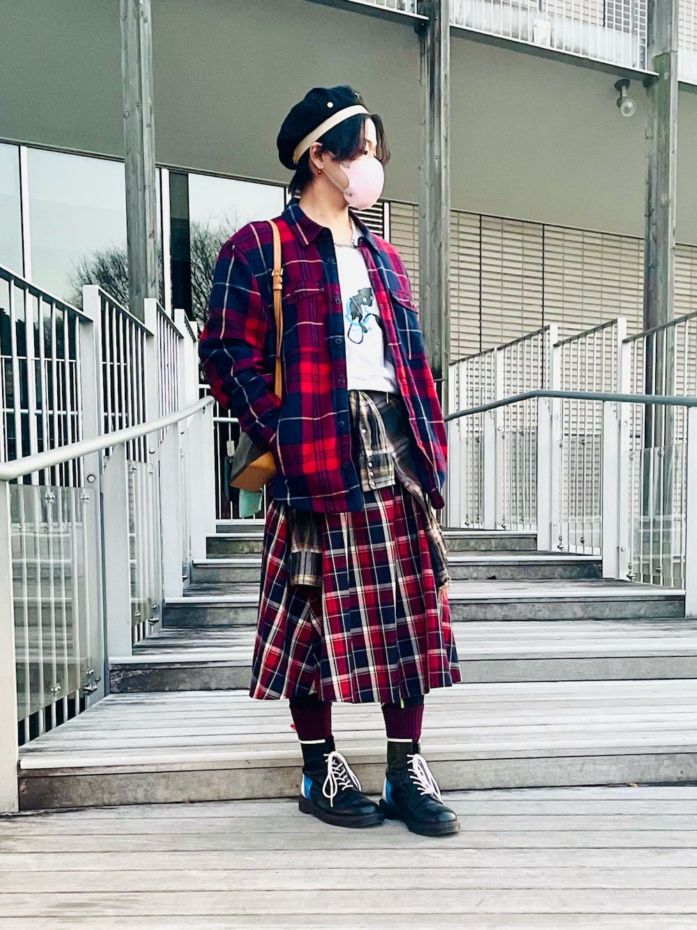 ブラック系のブーツ、レッド系のスカート、レッド系のジャケット/アウターを着用したメンズの冬コーディネートの1枚目の写真