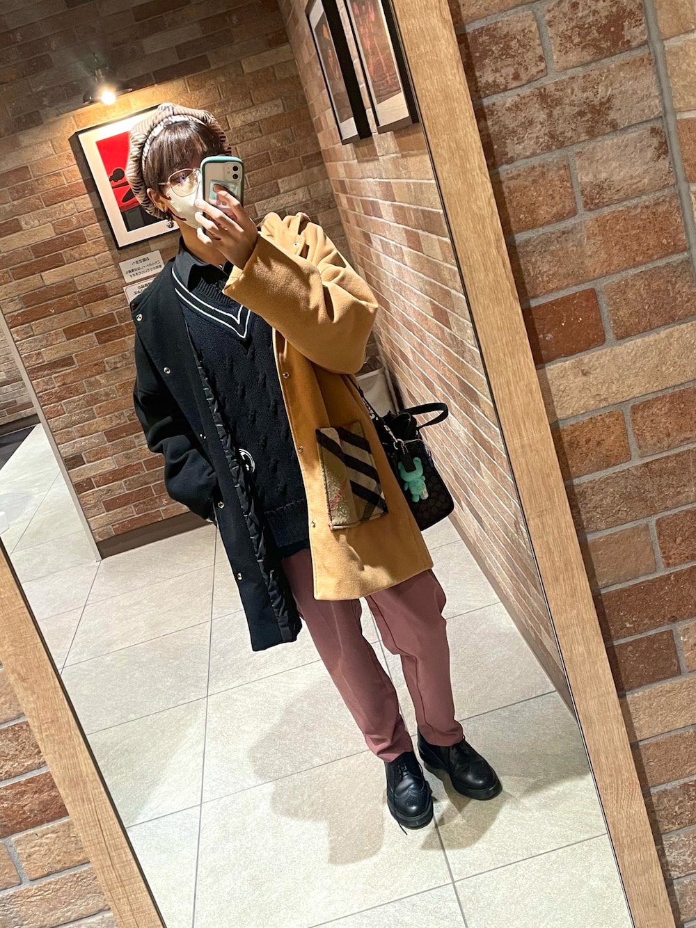 「最近のいい感じコーデ、クリスマスに着たい服、休日スタイル、冬、お洒落さんとつながりたい、きれいめカジュアル、キレイめ、チェック」｜「Dr. MartensのDr. Martens/ドクターマーチン 3989 イエローステッチ ブローグ シューズ 22210001（ドレスシューズ、ブラック系）」を使った、　momoさん（メンズ・166cm）の冬コーディネートの1枚目の写真