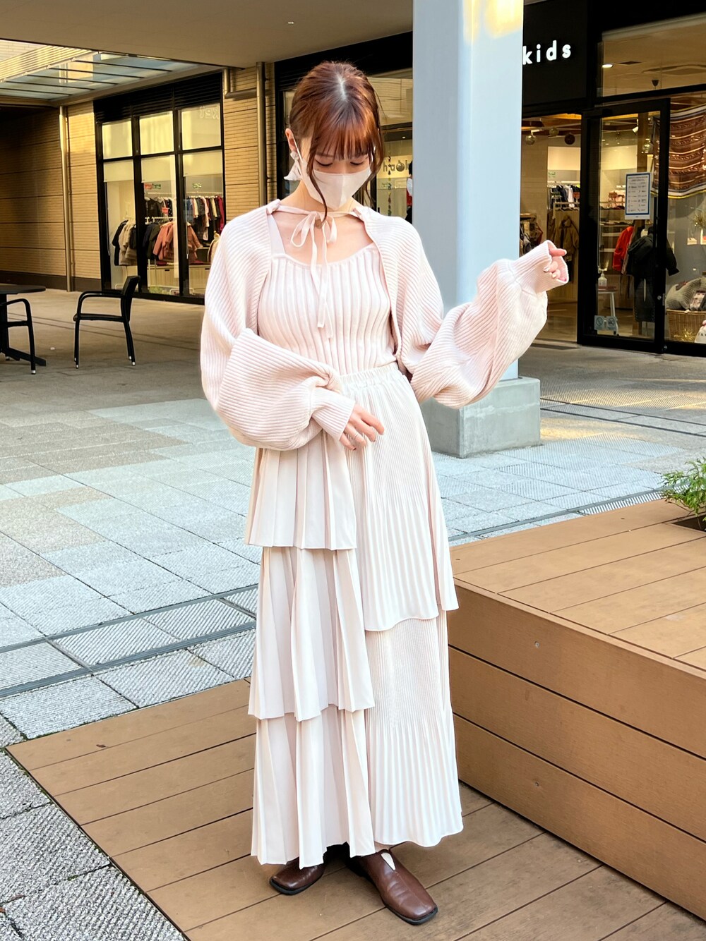 ホワイト系のスカート、ブラウン系のその他シューズ、ホワイト系のカーディガン/ボレロを着用したレディースの秋コーディネートの1枚目の写真