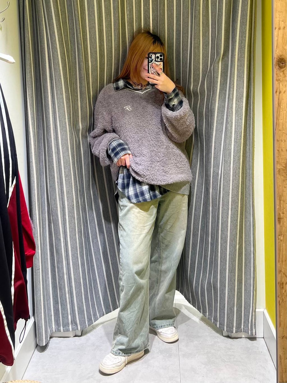 ブルー系のデニムパンツ、ブルー系のシャツ/ブラウス、レッド系のネックレスを着用したレディースの冬コーディネートの1枚目の写真