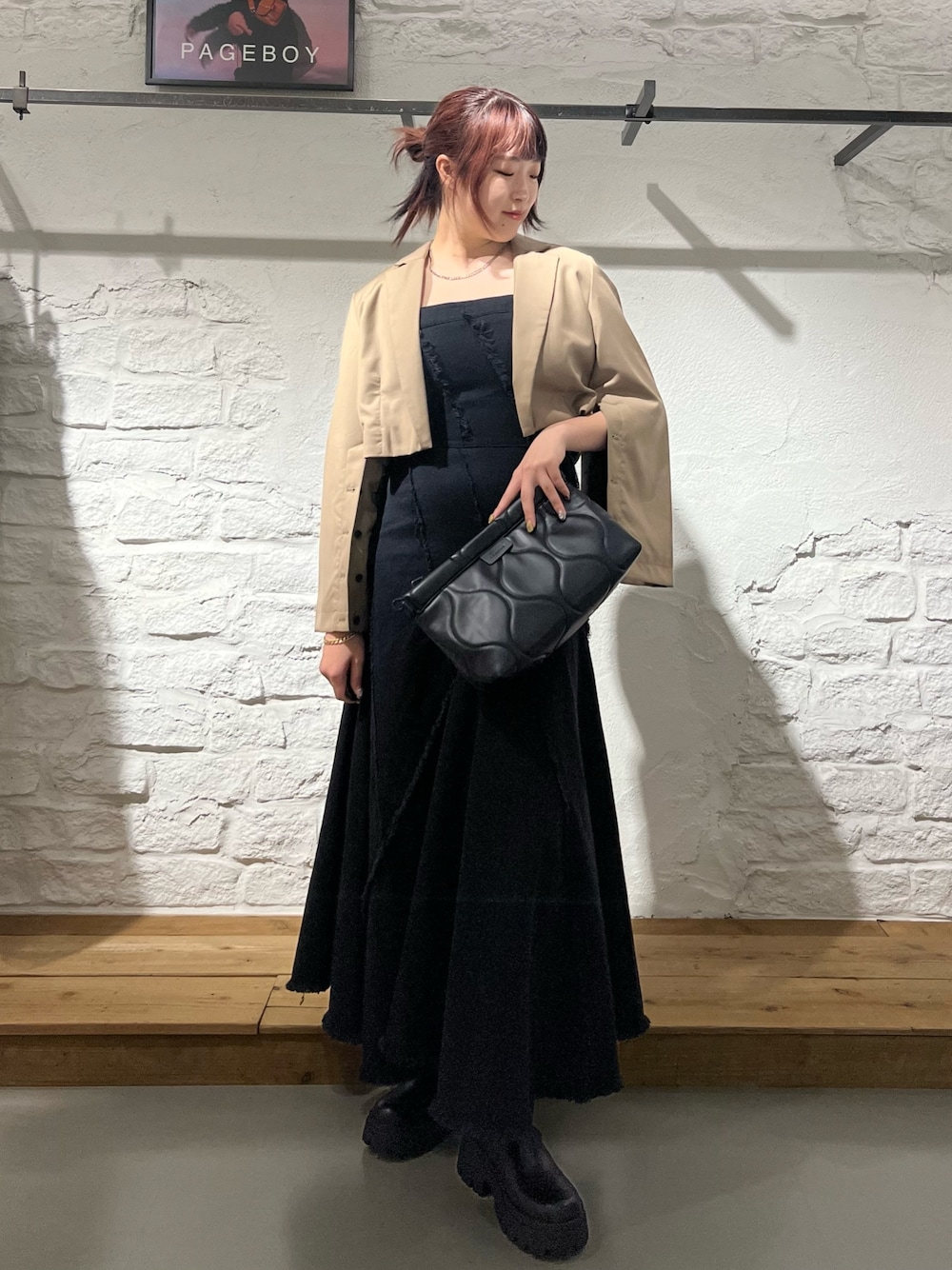 「高身長女子、165cm、ワンピース、ショートジャケット、ロングブーツ、クラッチバッグ」｜「PAGEBOYのLE VERNIS/キルティングクラッチバッグ（クラッチバッグ、ブラック系）」を使った、ちぃ。さん（骨格ストレート・レディース・165cm）の秋コーディネートの1枚目の写真