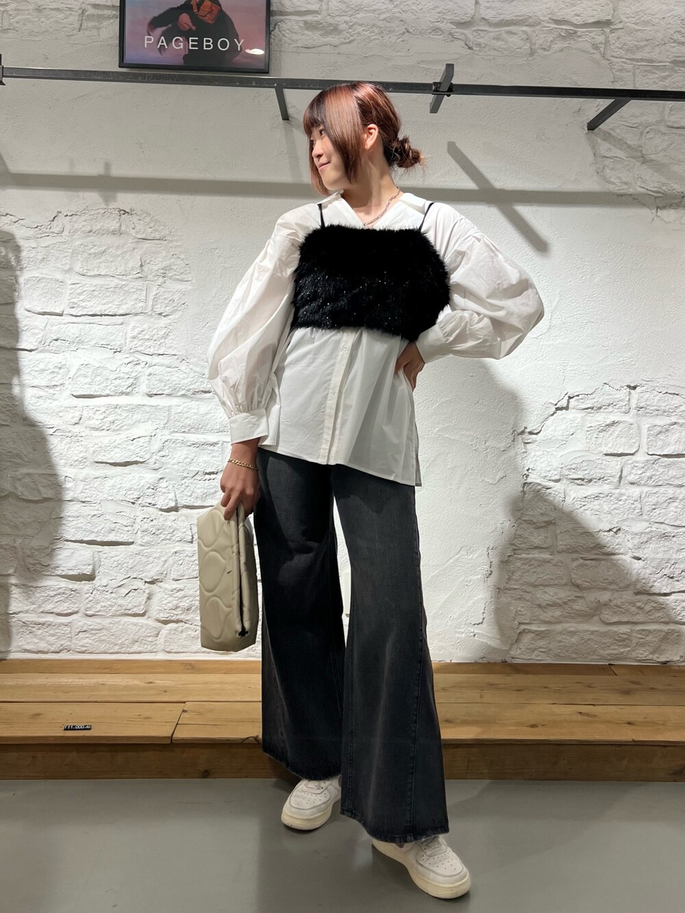 「高身長女子、165cm、ファービスチェ、ラメ、デニム、クラッチバッグ、スニーカーコーデ、着痩せコーデ、細見えコーデ」｜「PAGEBOYのフルワイドジーンズ（デニムパンツ、ブラック系）」を使った、ちぃ。さん（骨格ストレート・レディース・165cm）の秋コーディネートの1枚目の写真