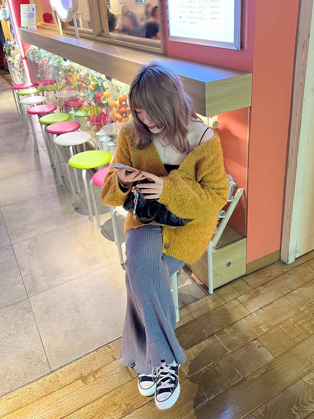 「オーバーサイズ、体型カバー、差し色コーデ、骨格ストレート、秋コーデ、高身長、着痩せ、スニーカー、FOREVER 21、カーディガン」｜「FOREVER 21の【新色追加・WEB限定カラーあり】合皮ダブルポケットショルダーバッグ（ショルダーバッグ、ブラウン系）」を使った、ちぃ。さん（骨格ストレート・レディース・165cm）の秋コーディネートの1枚目の写真