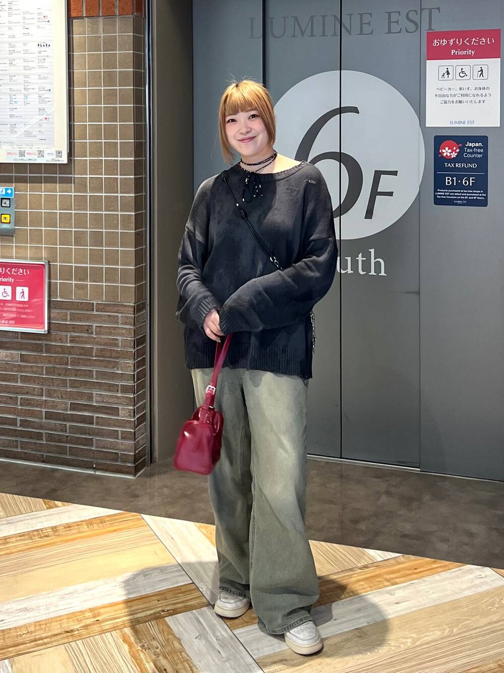「着痩せ、FOREVER 21、オーバーサイズ、体型カバー、差し色コーデ、秋コーデ、冬コーデ、骨格ストレート、高身長」｜「JEANASISのMIXチェーンスマホショルダー/139655（スマホグッズ、ブラック系）」を使った、ちぃ。さん（骨格ストレート・レディース・165cm）の秋コーディネートの1枚目の写真