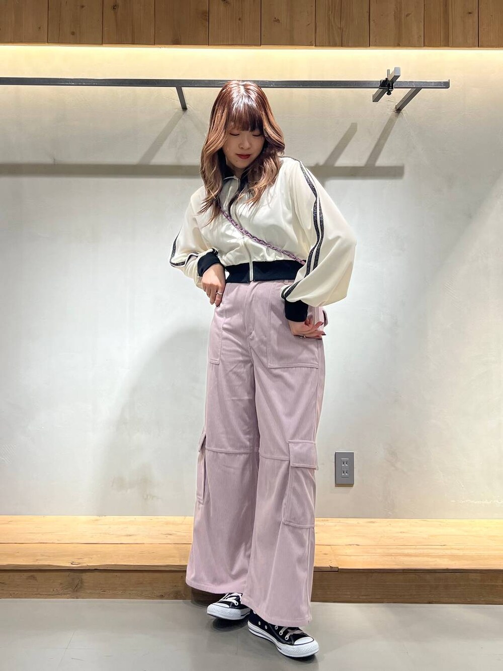 「体型カバー、差し色コーデ、着痩せ、骨格ストレート_PAGEBOY、モテ、スニーカー、ワイドパンツ、高身長」｜「PAGEBOYのラメラインショートトラックジャケット（ジャージ、ホワイト系）」を使った、ちぃ。さん（骨格ストレート・レディース・165cm）の冬コーディネートの1枚目の写真