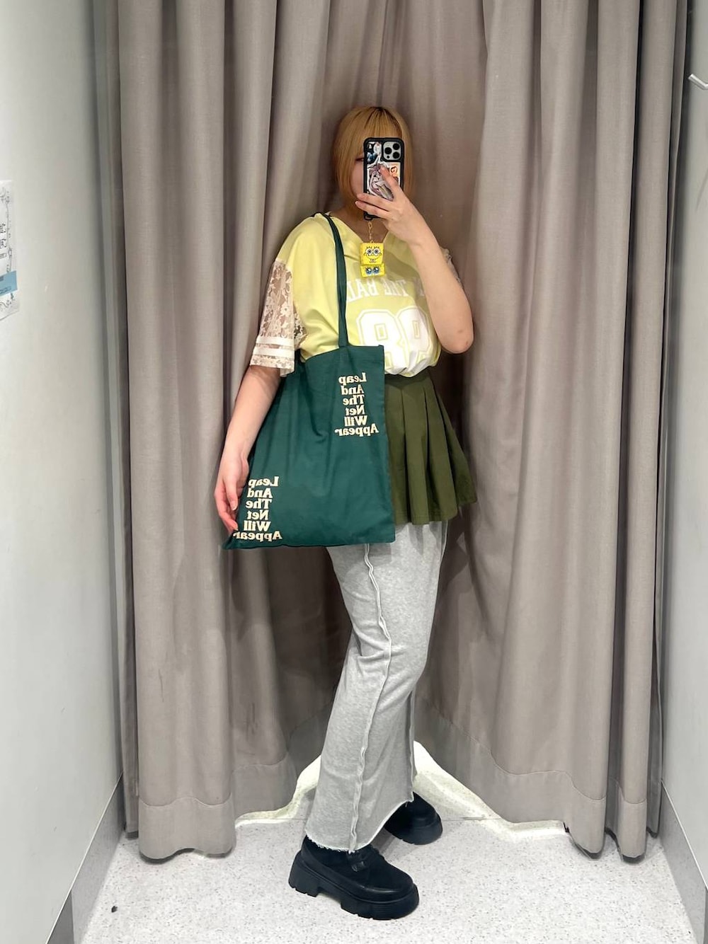 「オーバーサイズ、体型カバー、差し色コーデ、骨格ストレート、高身長、着痩せ、FOREVER 21、レイヤードスタイル、春コーデ、夏コーデ、スカート」｜「FOREVER 21の【2025SS】アソートロゴトート（トートバッグ、グリーン系）」を使った、ちぃ。さん（レディース・165cm）の春コーディネートの1枚目の写真
