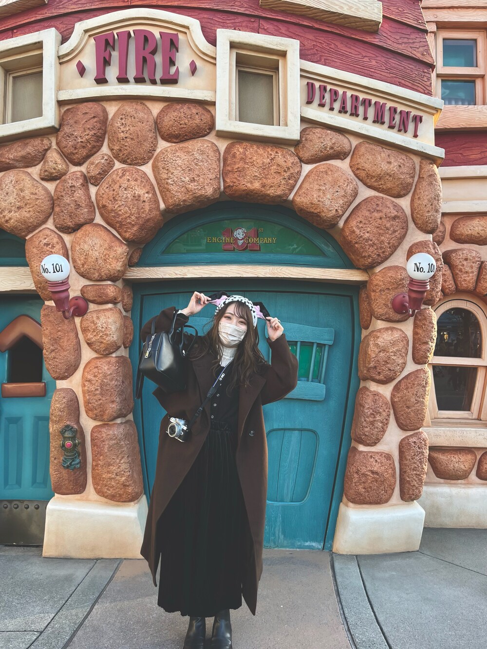 「ほめられ本命コーデ、お出かけコーデ、低身長女子、ディズニーランド、ディズニーコーデ、101匹わんちゃん、モノクロ、モノクロコーデ、152cmコーデ、オールブラック、冬コーデ」｜「Kastaneのアイテム（カーディガン/ボレロ、ブラック系）」を使った、yuさん（レディース・152cm）の冬コーディネートの1枚目の写真