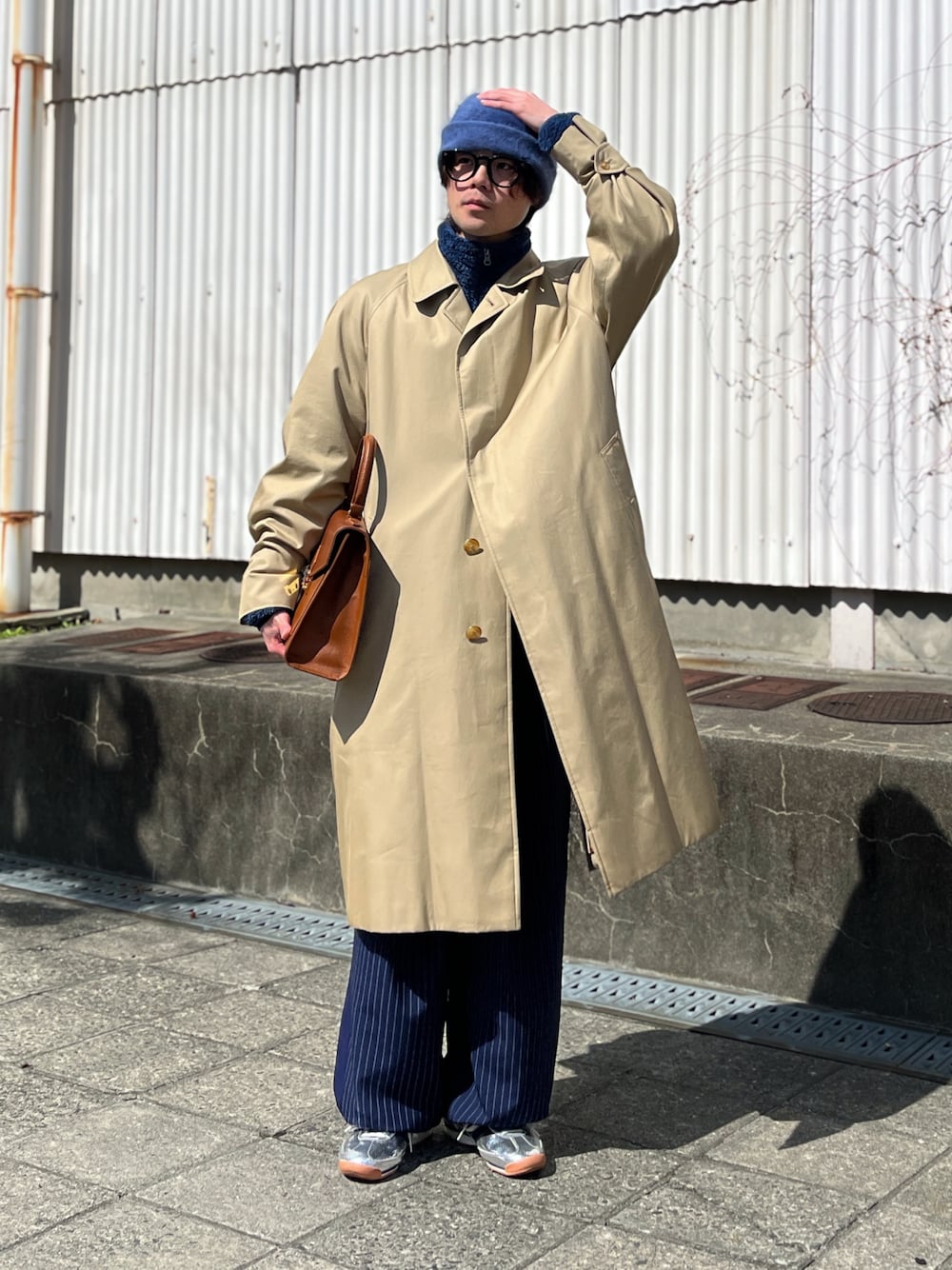 ブルー系のその他パンツ、シルバー系のスニーカー、ベージュ系のチェスターコートを着用したメンズの春コーディネートの1枚目の写真