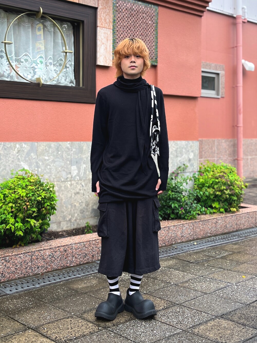 ブラック系のワンピース、ブラック系のスウェットパンツ、ブラック系のスリッポンを着用したメンズの秋コーディネートの1枚目の写真