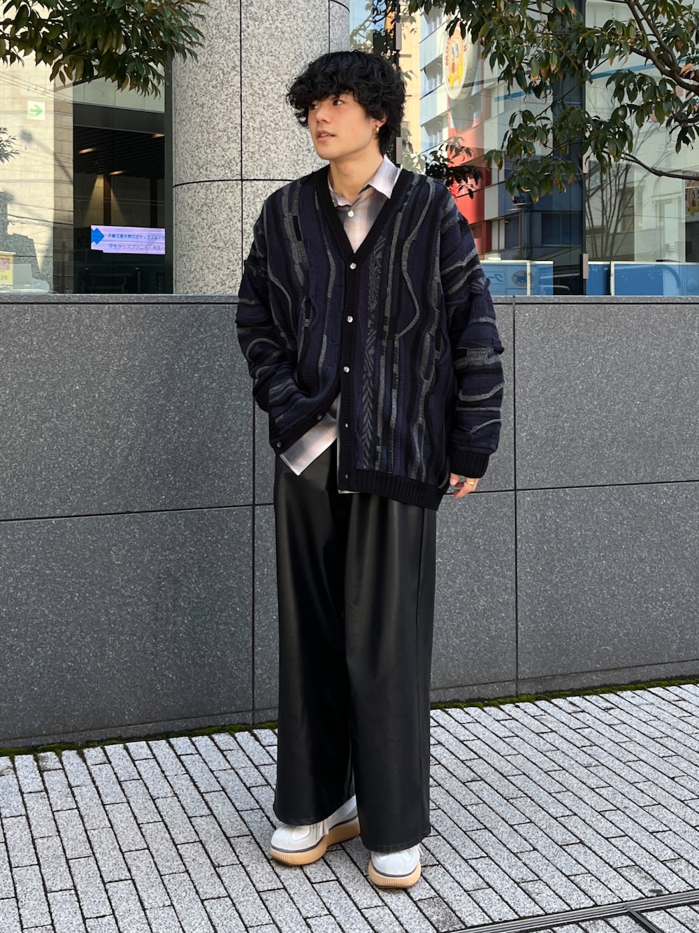 ブラック系のカーディガン/ボレロ、ブラック系のその他パンツ、ホワイト系のスニーカーを着用したメンズの春コーディネートの1枚目の写真