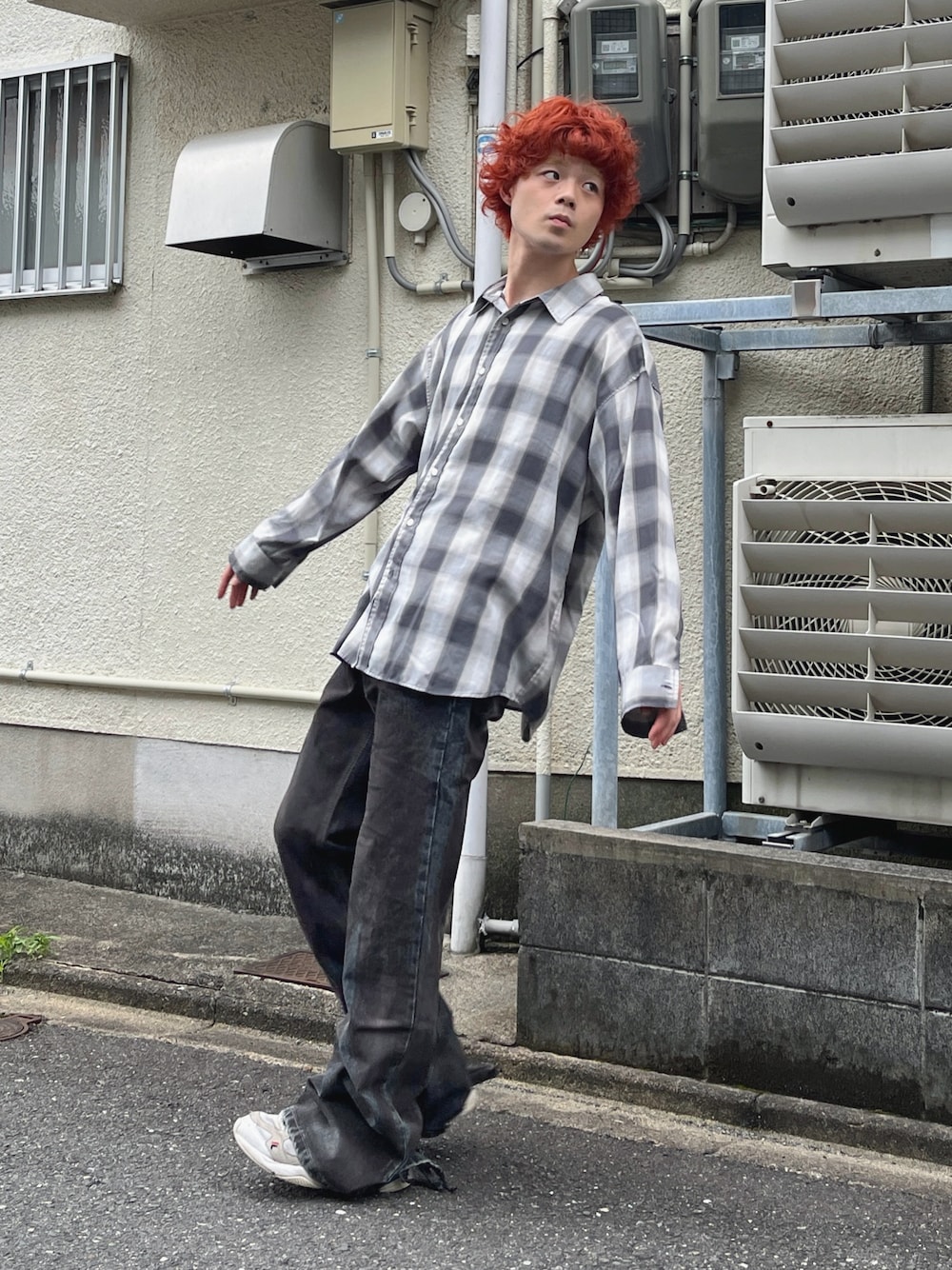 グレー系のシャツ/ブラウス、ブラウン系のデニムパンツ、ホワイト系のスニーカーを着用したメンズの夏コーディネートの1枚目の写真